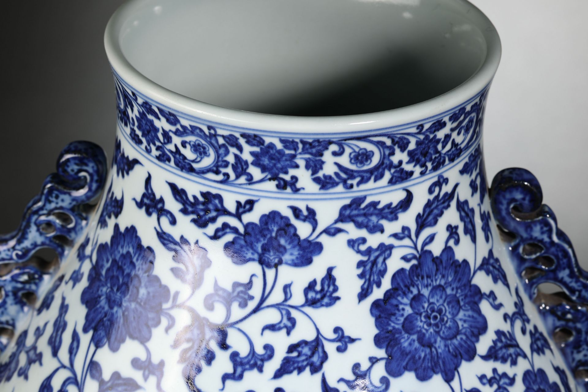 A Chinese Blue and White Floral Scrolls Zun Vase - Image 4 of 13