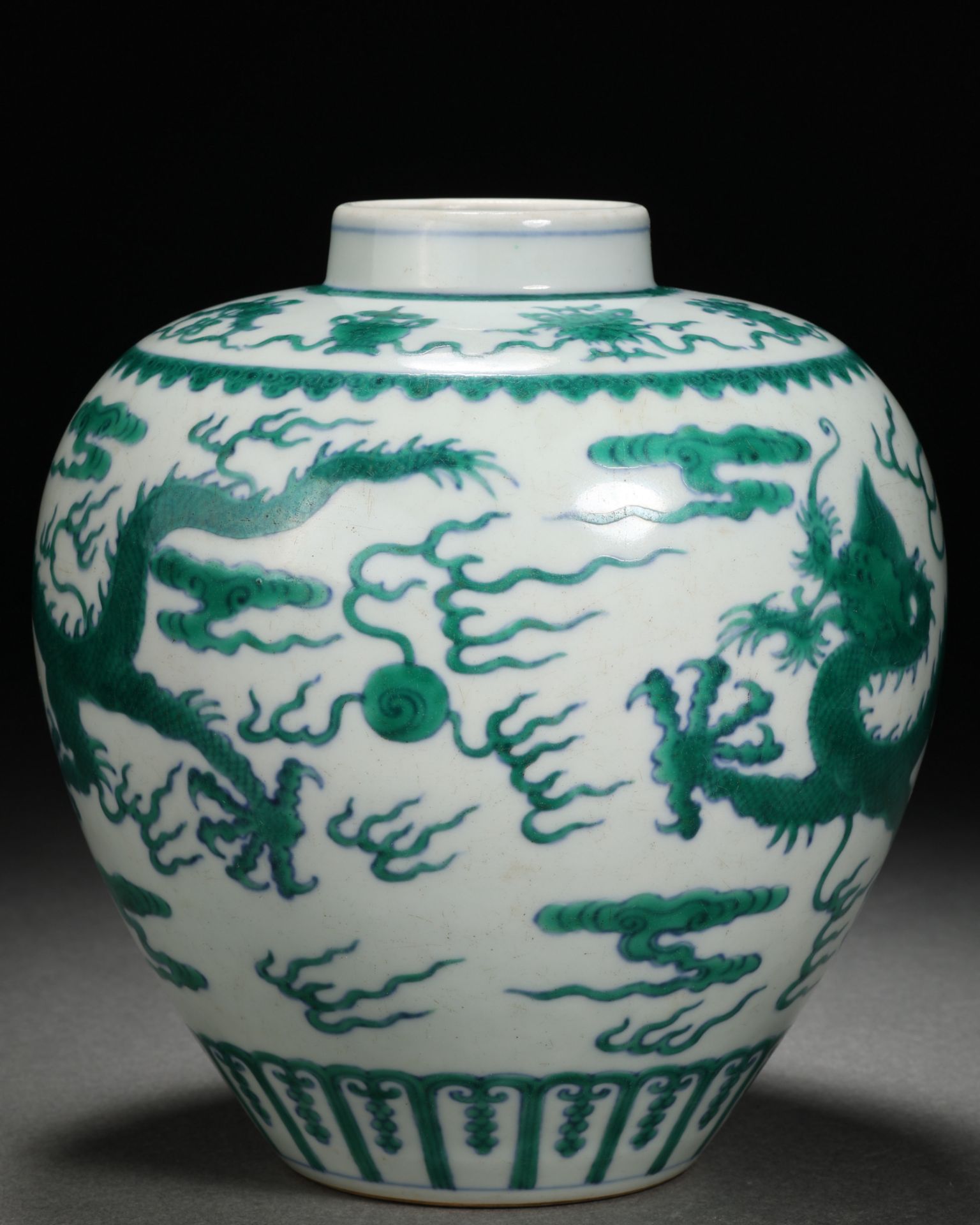 A Chinese Green Enamel Dragon Jar - Bild 8 aus 12