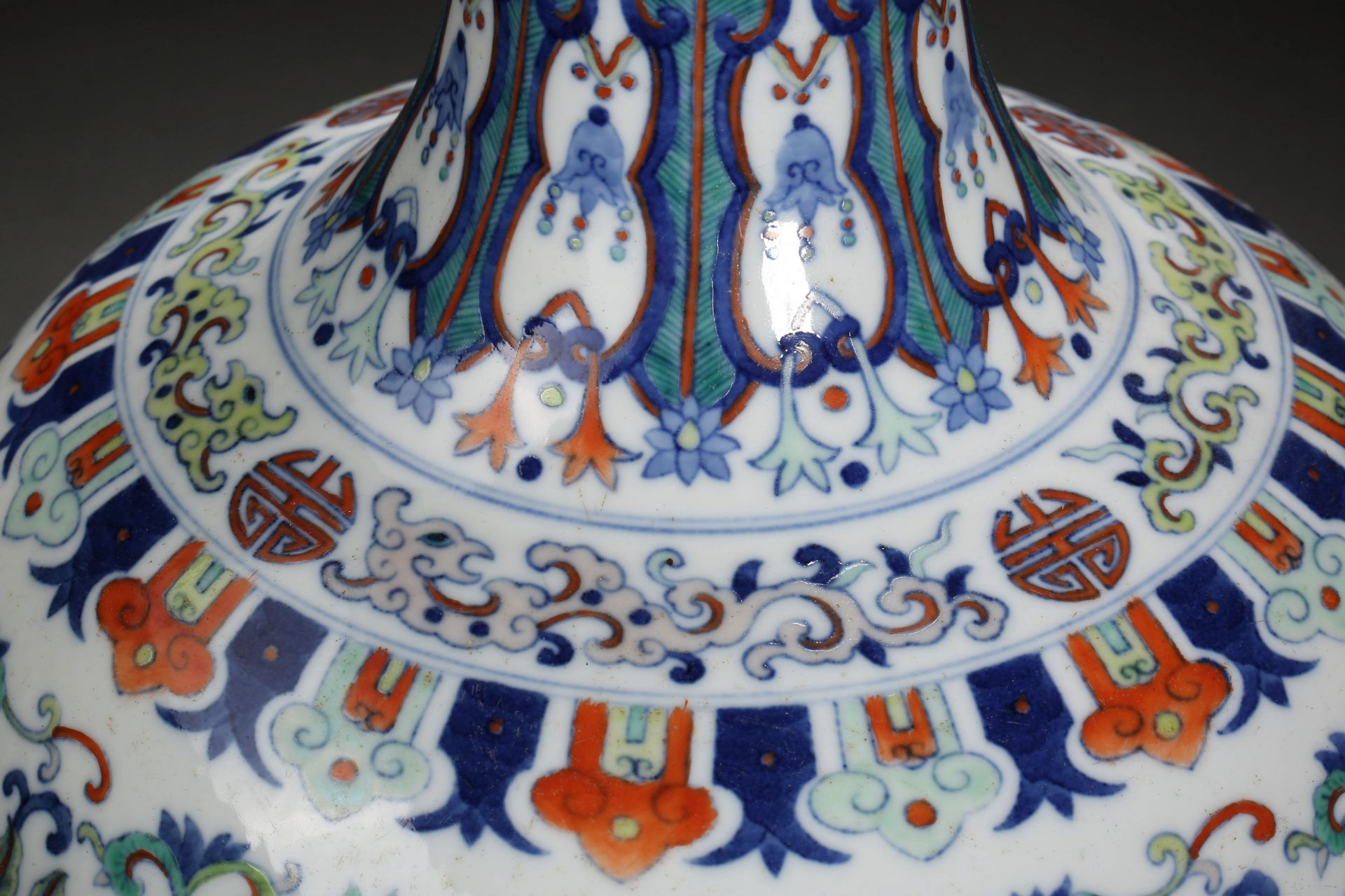 A Chinese Doucai Glaze Lotus Scrolls Decorative Vase - Bild 5 aus 8