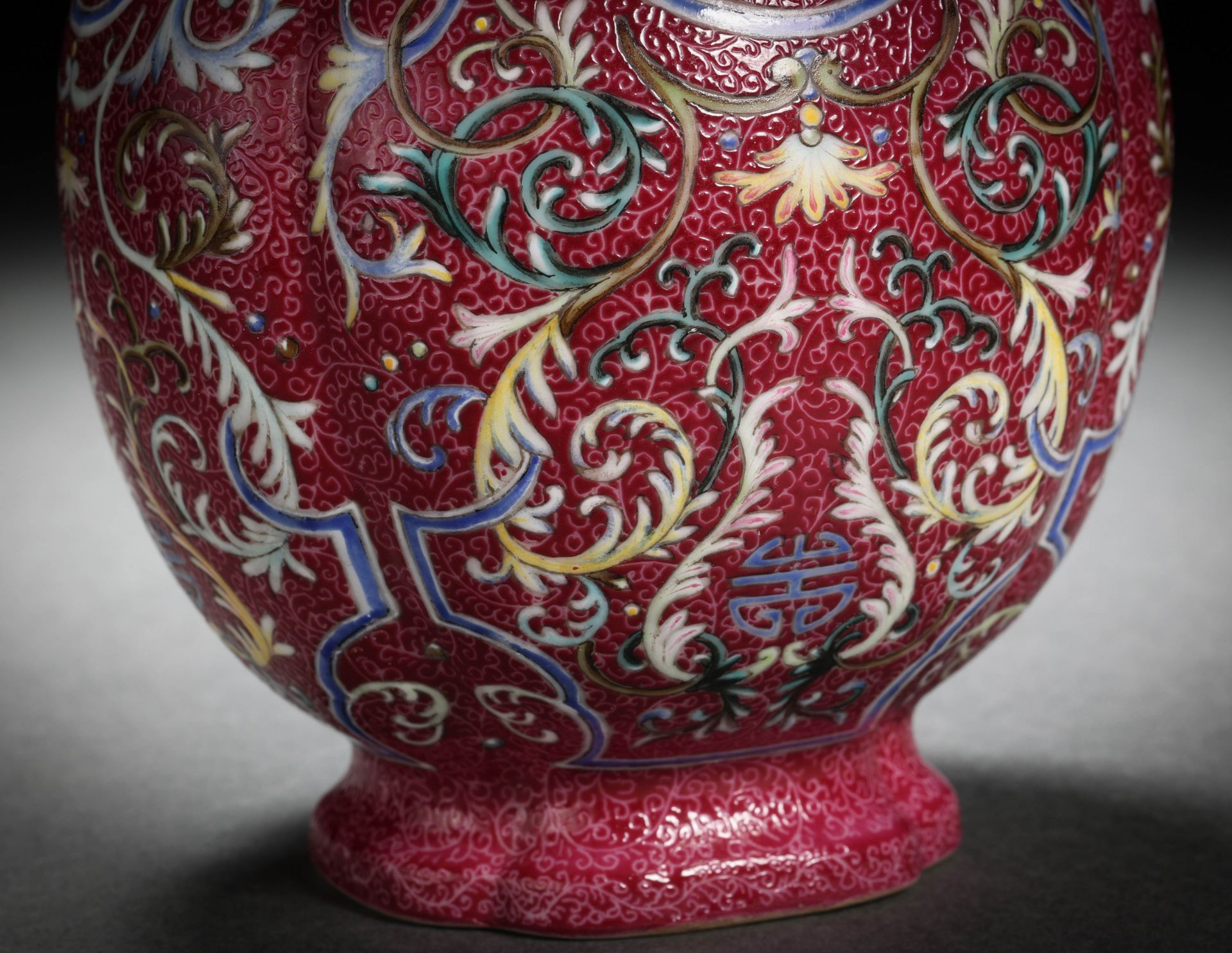 A Chinese Famille Rose and Gilt Vase - Bild 7 aus 11