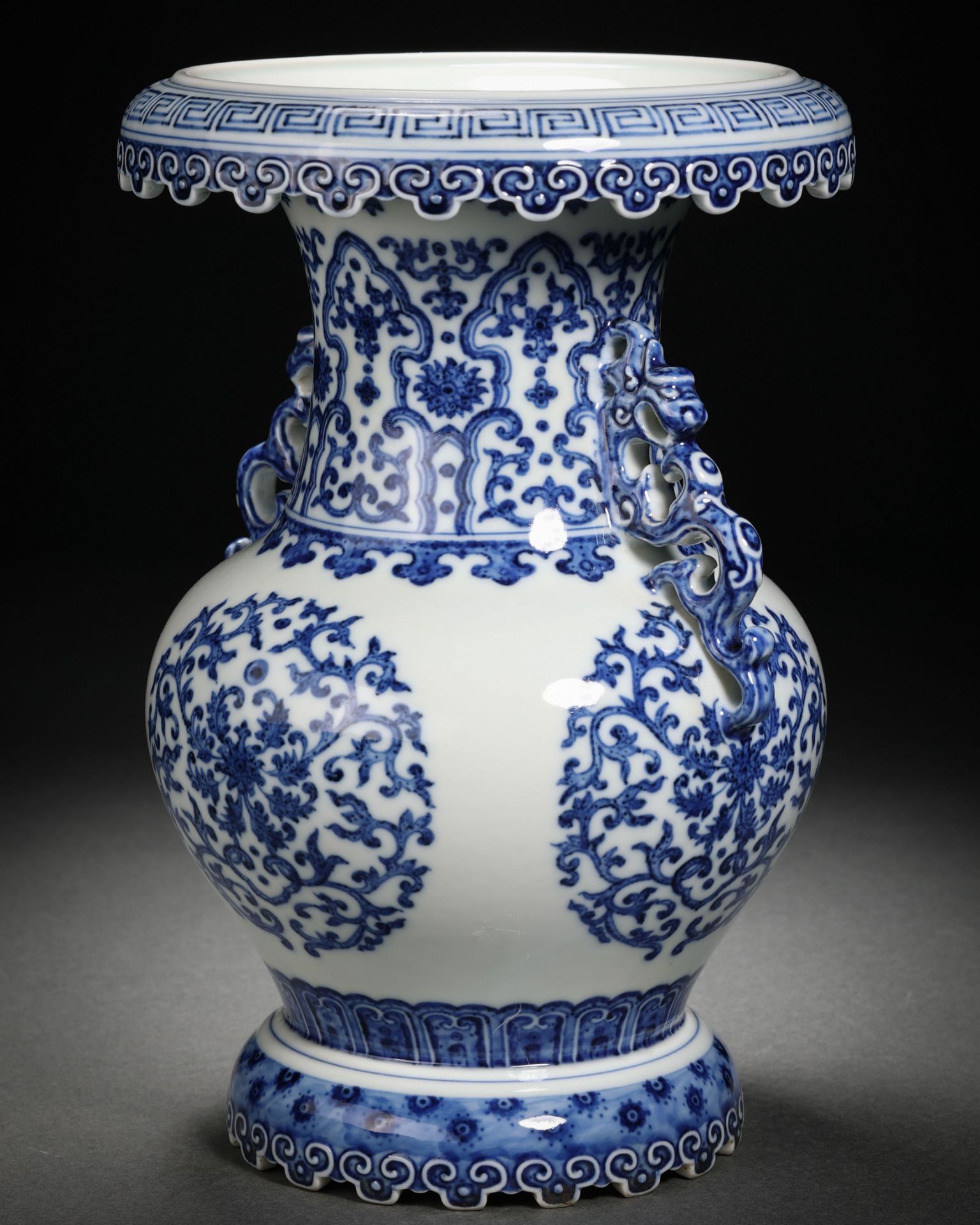A Chinese Blue and White Floral Scrolls Zun Vase - Bild 4 aus 13