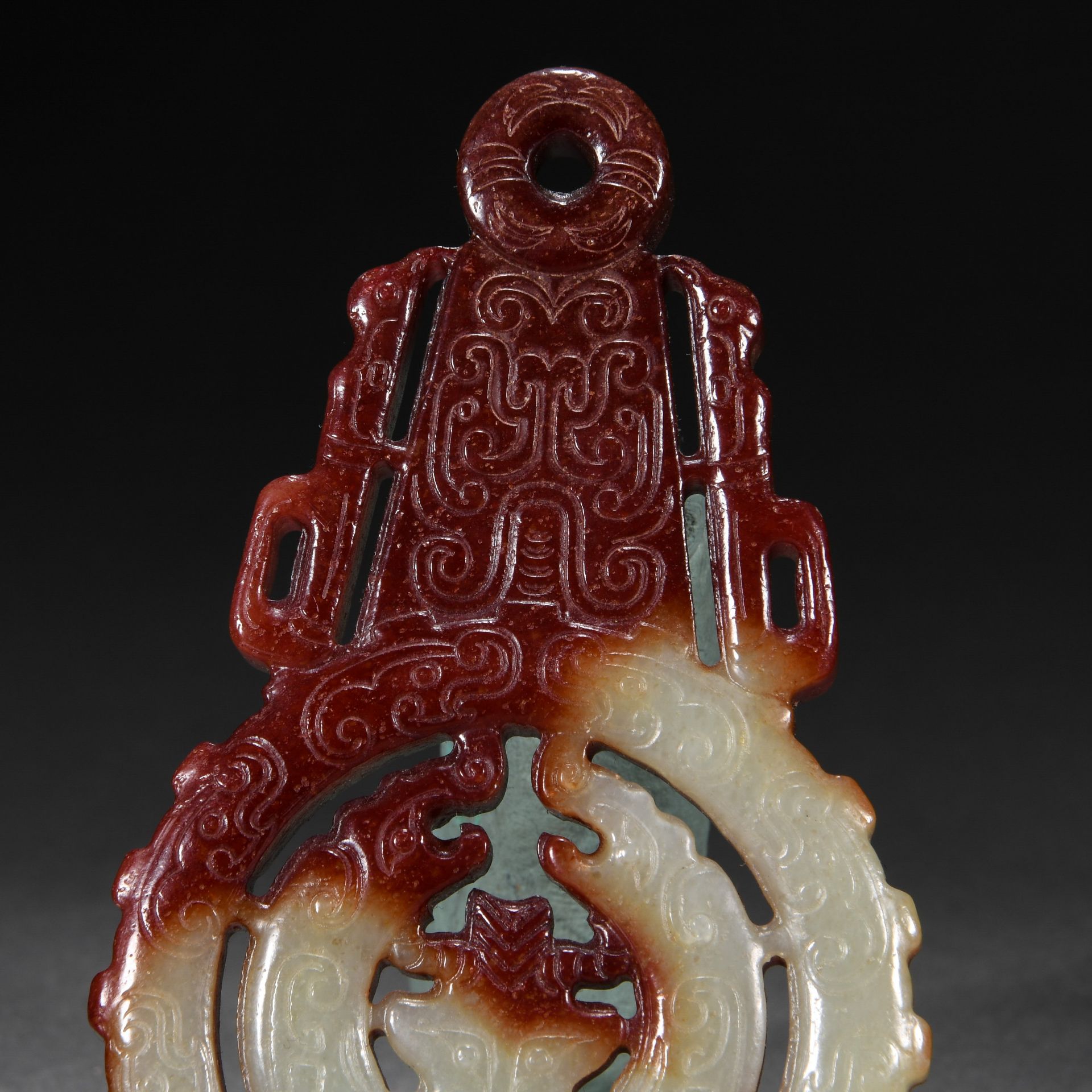 A Chinese Carved Jade Ornament - Bild 3 aus 8