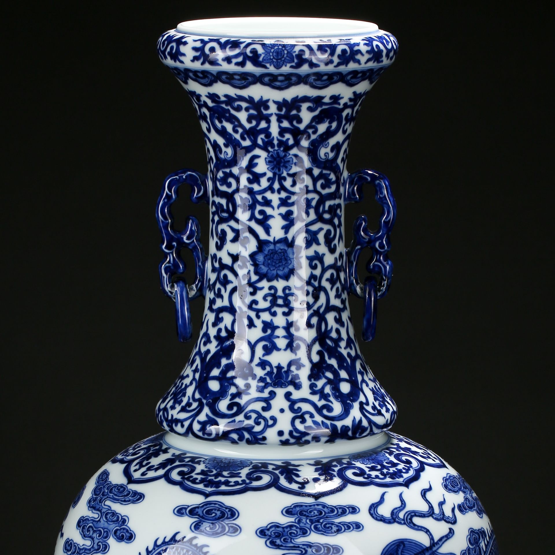 A Chinese Blue and White Dragons Vase Qianlong Mark - Bild 2 aus 11