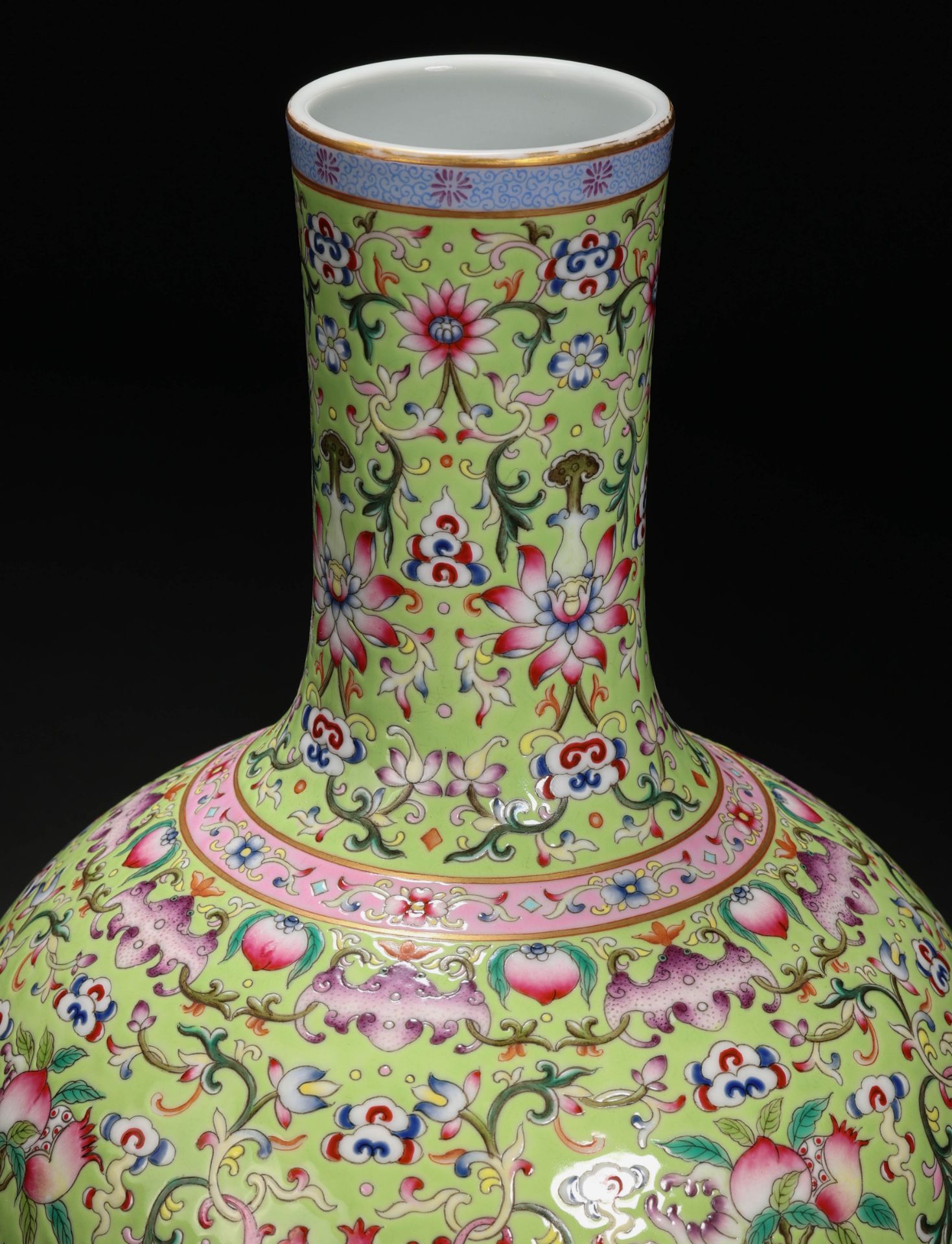 A Chinese Famille Rose Globular Vase - Bild 6 aus 13