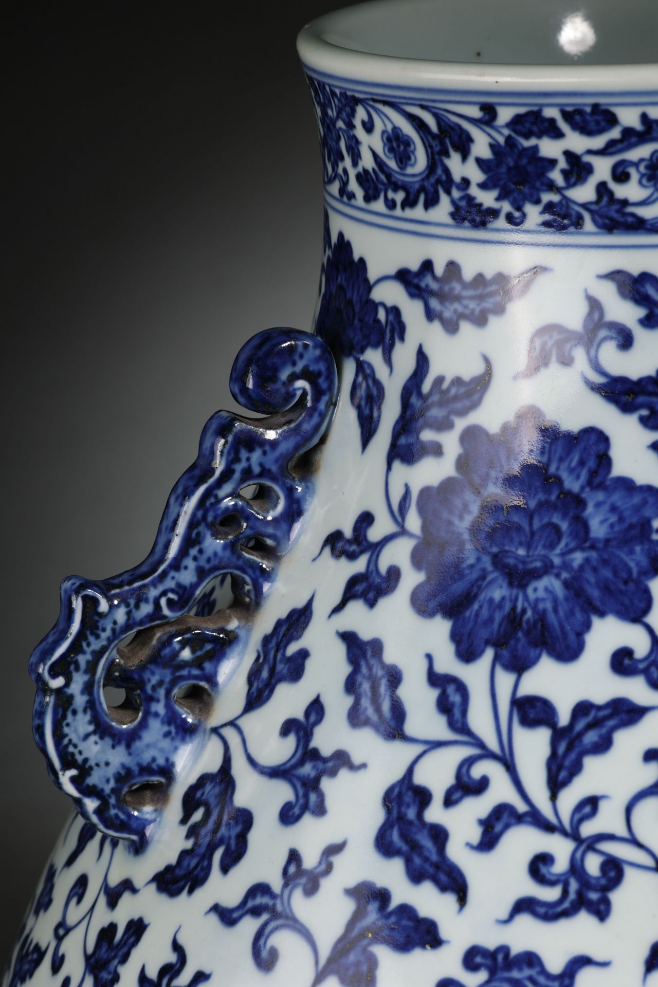 A Chinese Blue and White Floral Scrolls Zun Vase - Image 10 of 13