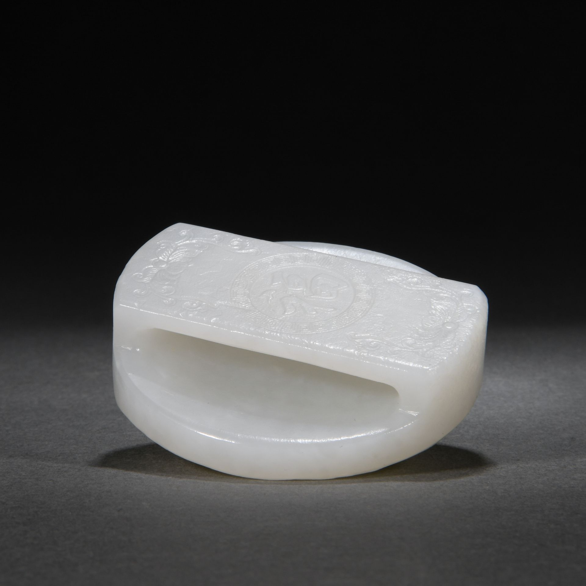 A Chinese Carved White Jade Belthook - Image 6 of 7