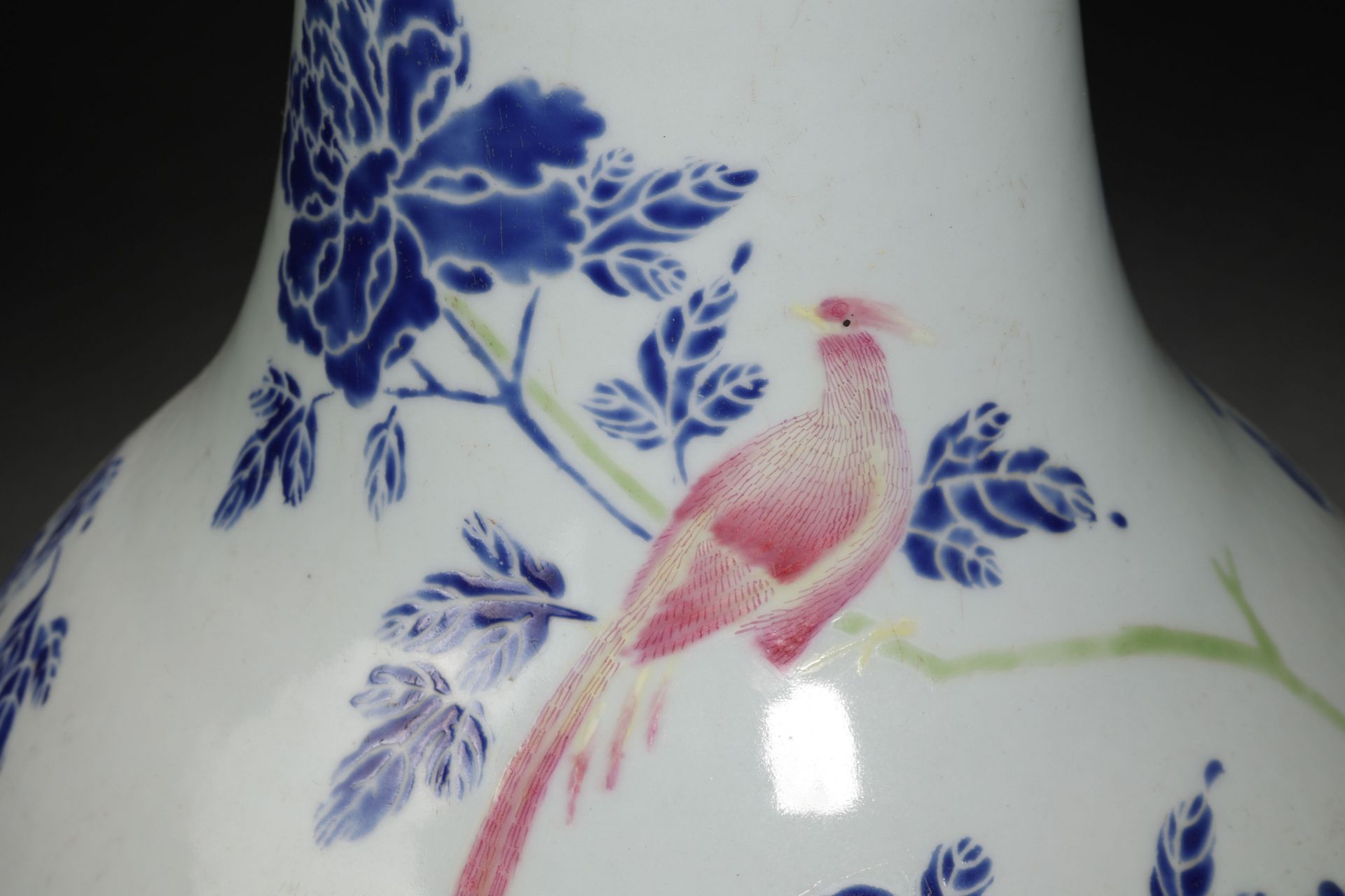 A Chinese Blue and White Flroal Vase - Bild 7 aus 11