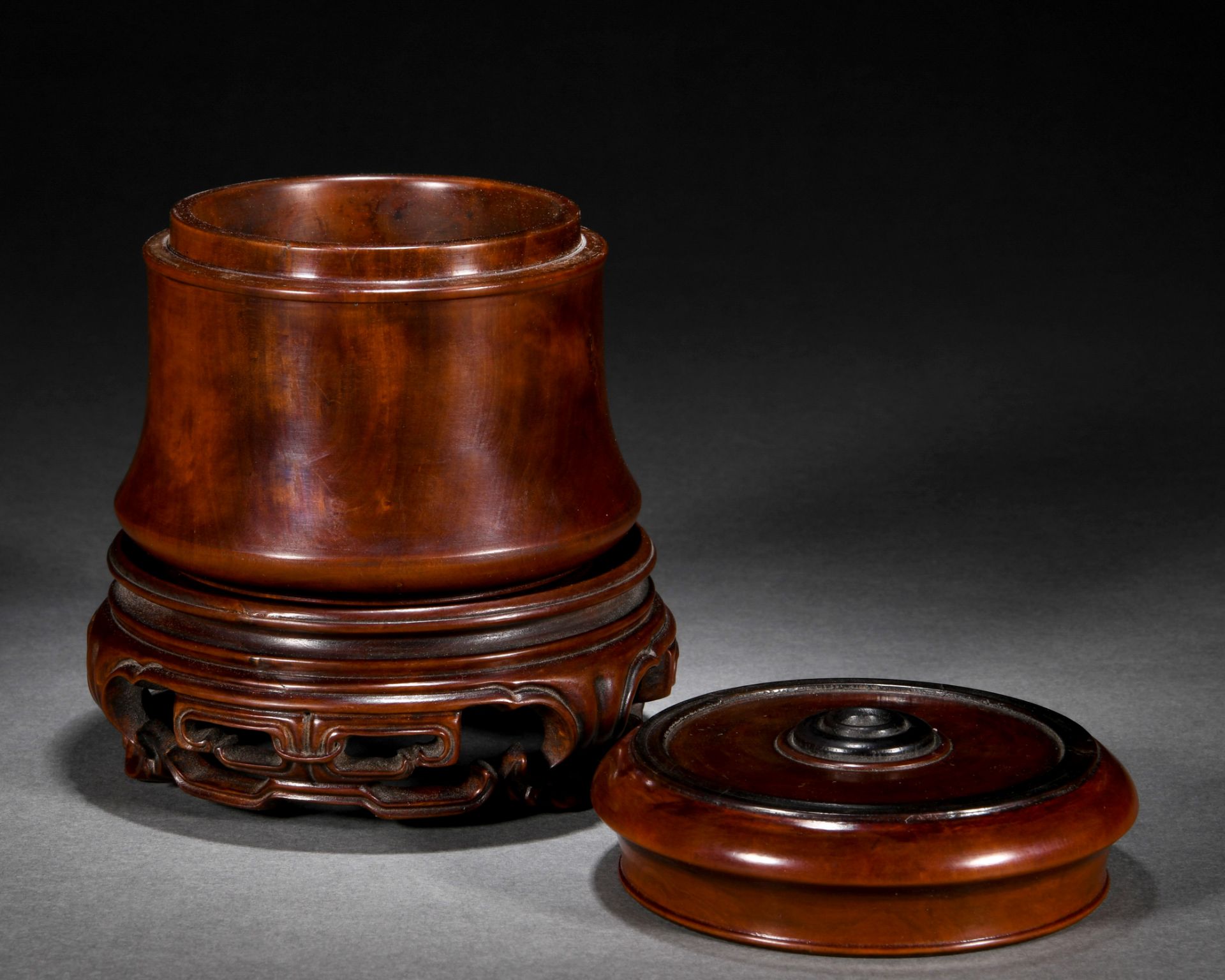 A Chinese Carved Hardwood Box with Cover - Bild 4 aus 7