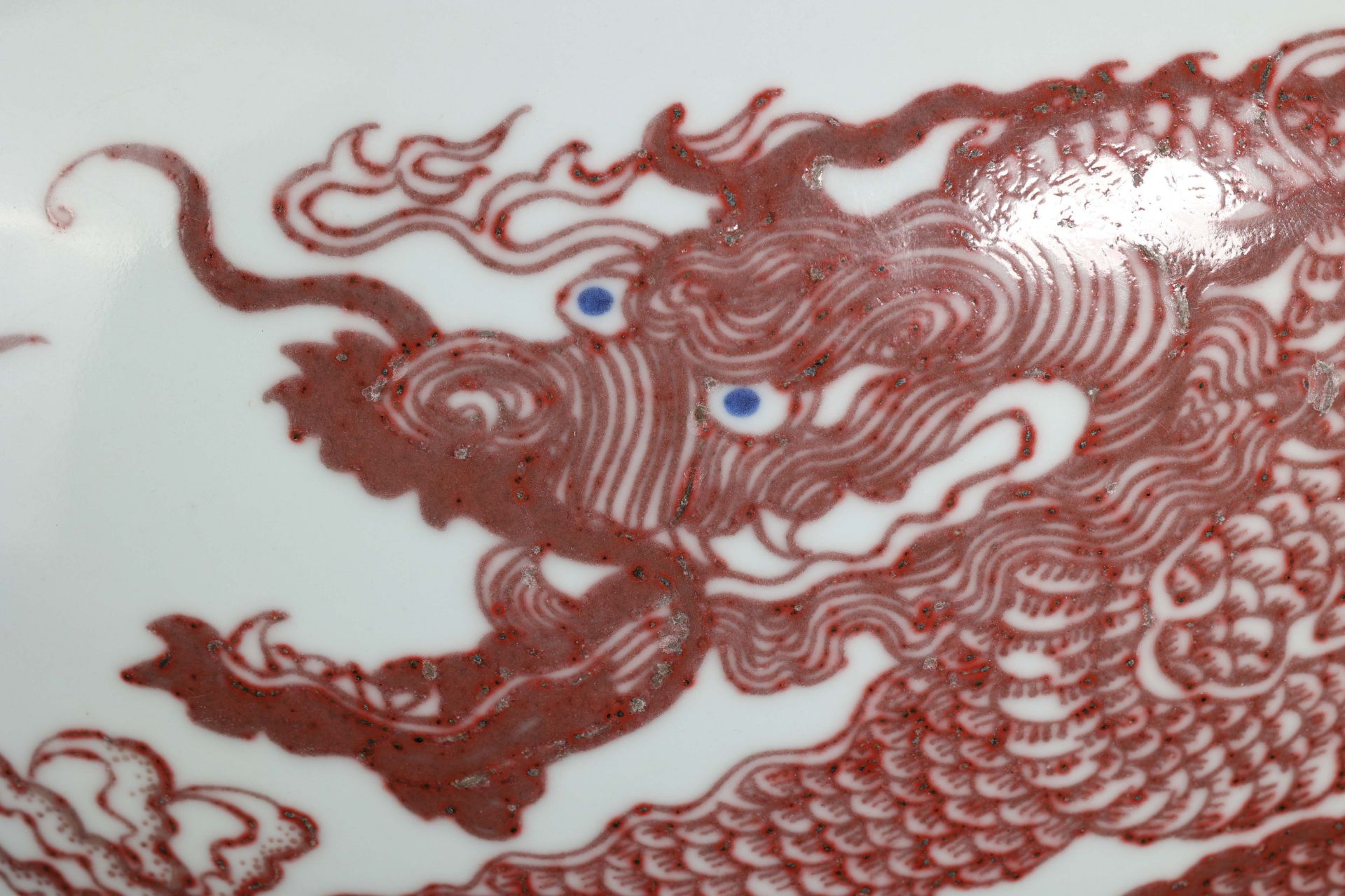 A Chinese Copper Red Dragon Jar - Bild 7 aus 9