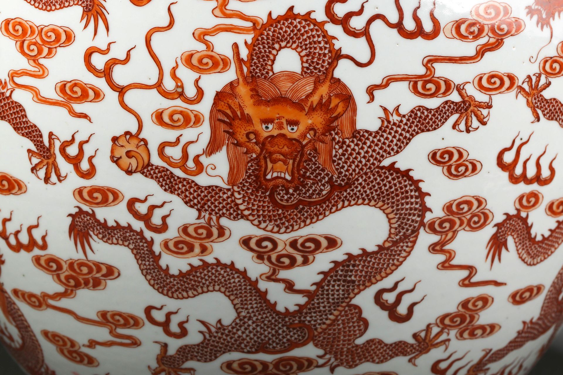 A Chinese Iron Red and Gilt Dragon Jardiniere - Bild 2 aus 12