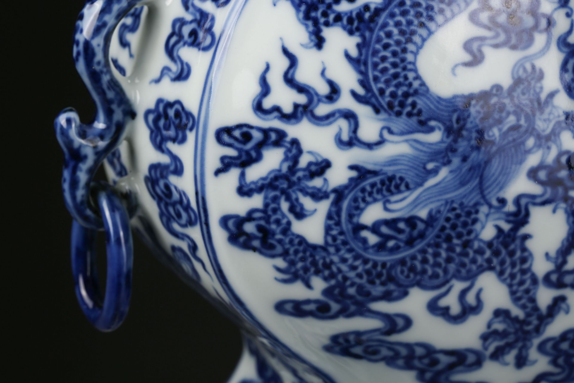 A Chinese Blue and White Dragon Double Gourds Vase - Bild 9 aus 11