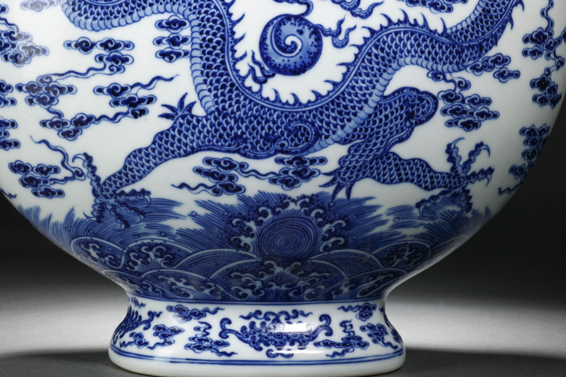 A Chinese Blue and White Dragon Moon Flask - Image 6 of 13