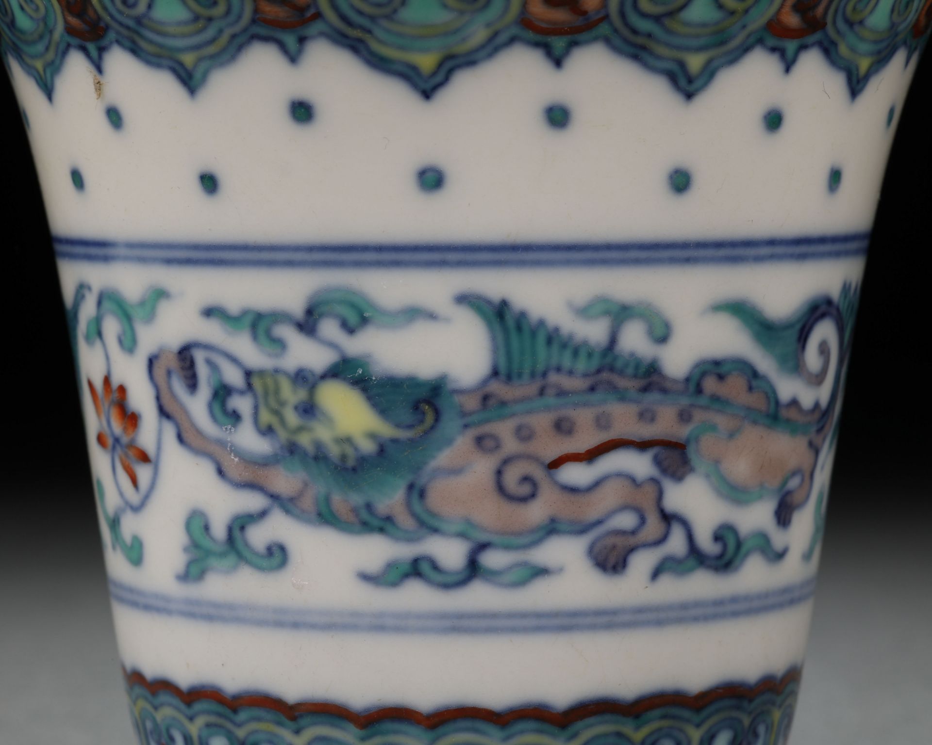 A Chinese Doucai Glaze Dragon Cup - Bild 2 aus 8