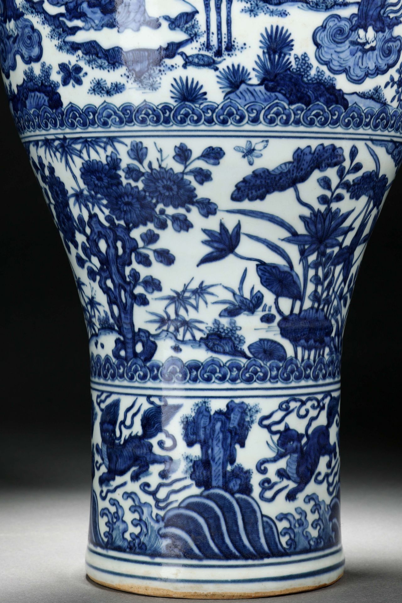 A Chinese Blue and White Figural Story Vase Meiping - Bild 4 aus 11