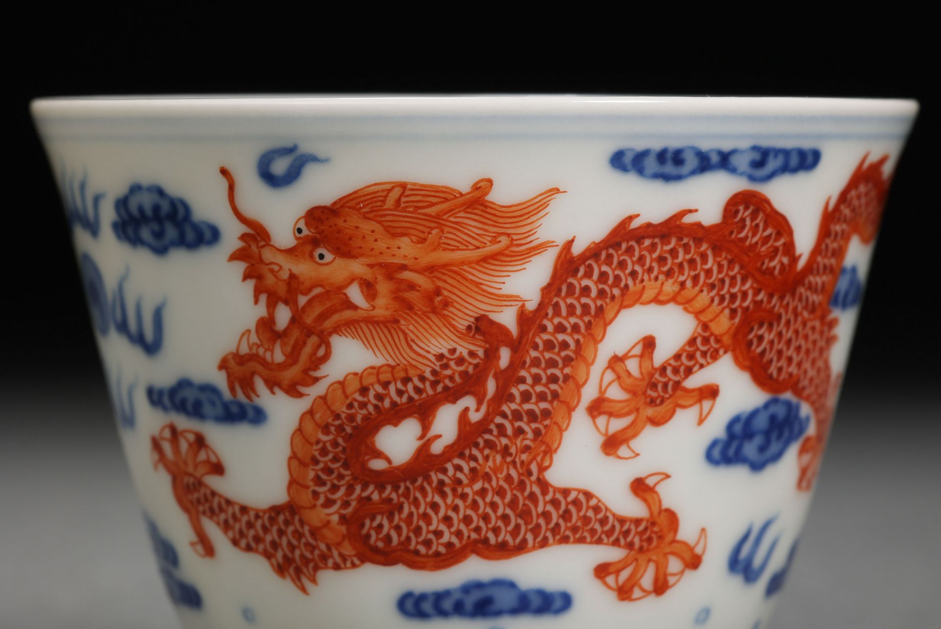A Chinese Underglaze Blue and Iron Red Dragon Cup - Image 2 of 6
