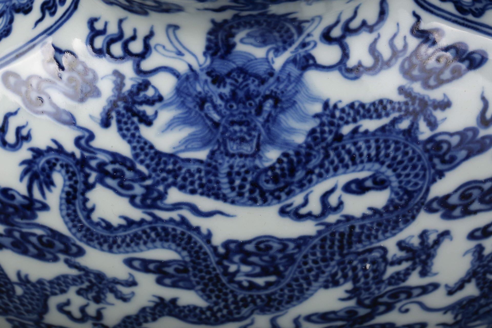 A Chinese Blue and White Dragon Double Gourds Vase - Bild 5 aus 11