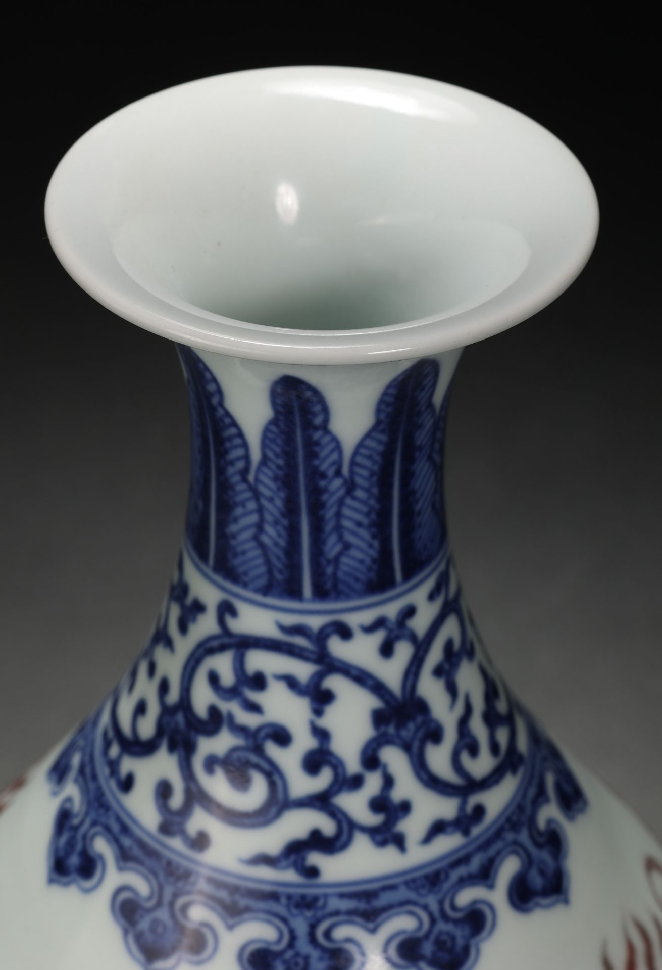 A Chinese Underglaze Blue and Copper Red Vase Yuhuchunping - Bild 7 aus 10