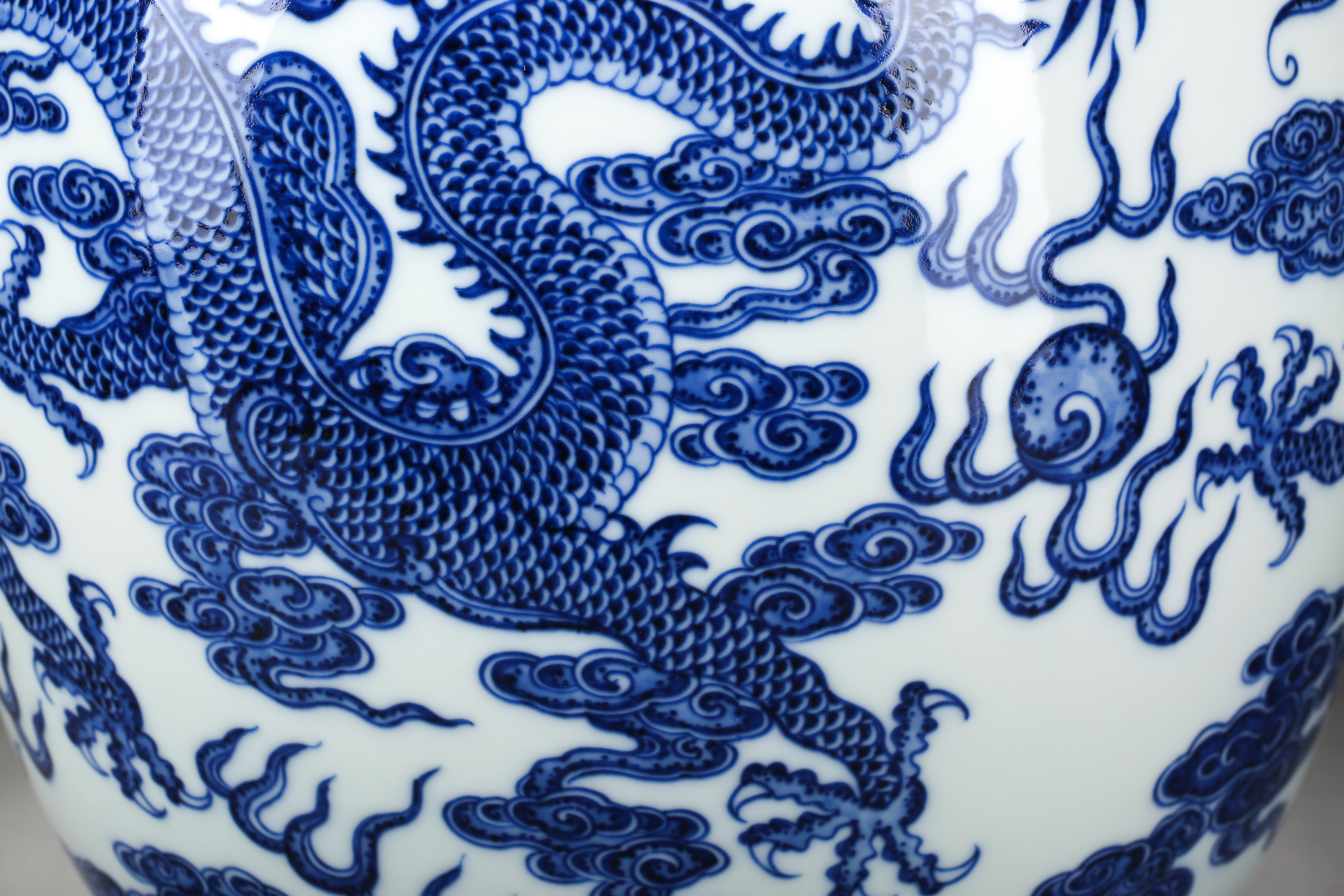 A Chinese Blue and White Dragons Vase Qianlong Mark - Image 6 of 11