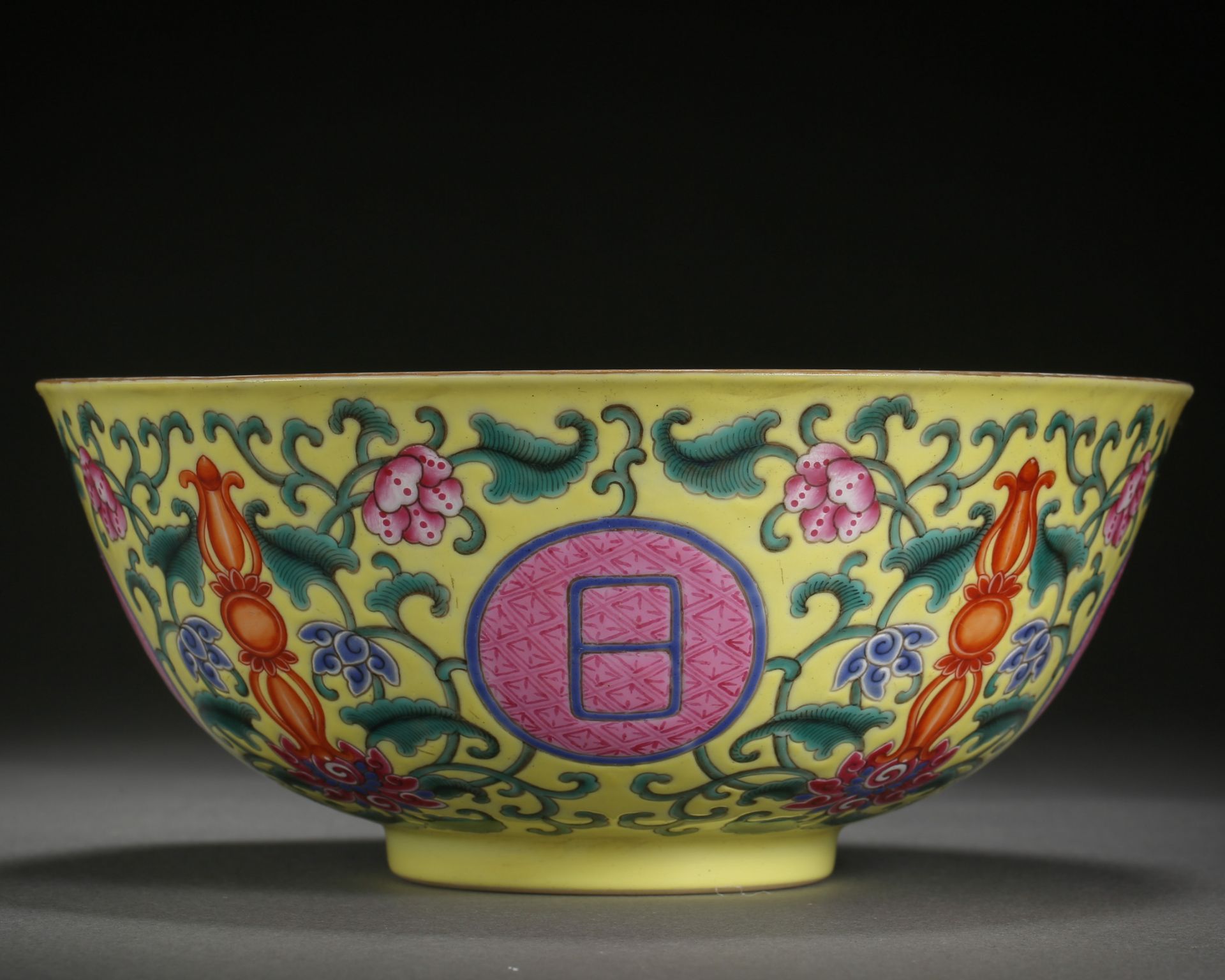 A Chinese Famille Rose Medallion Bowl - Bild 2 aus 8