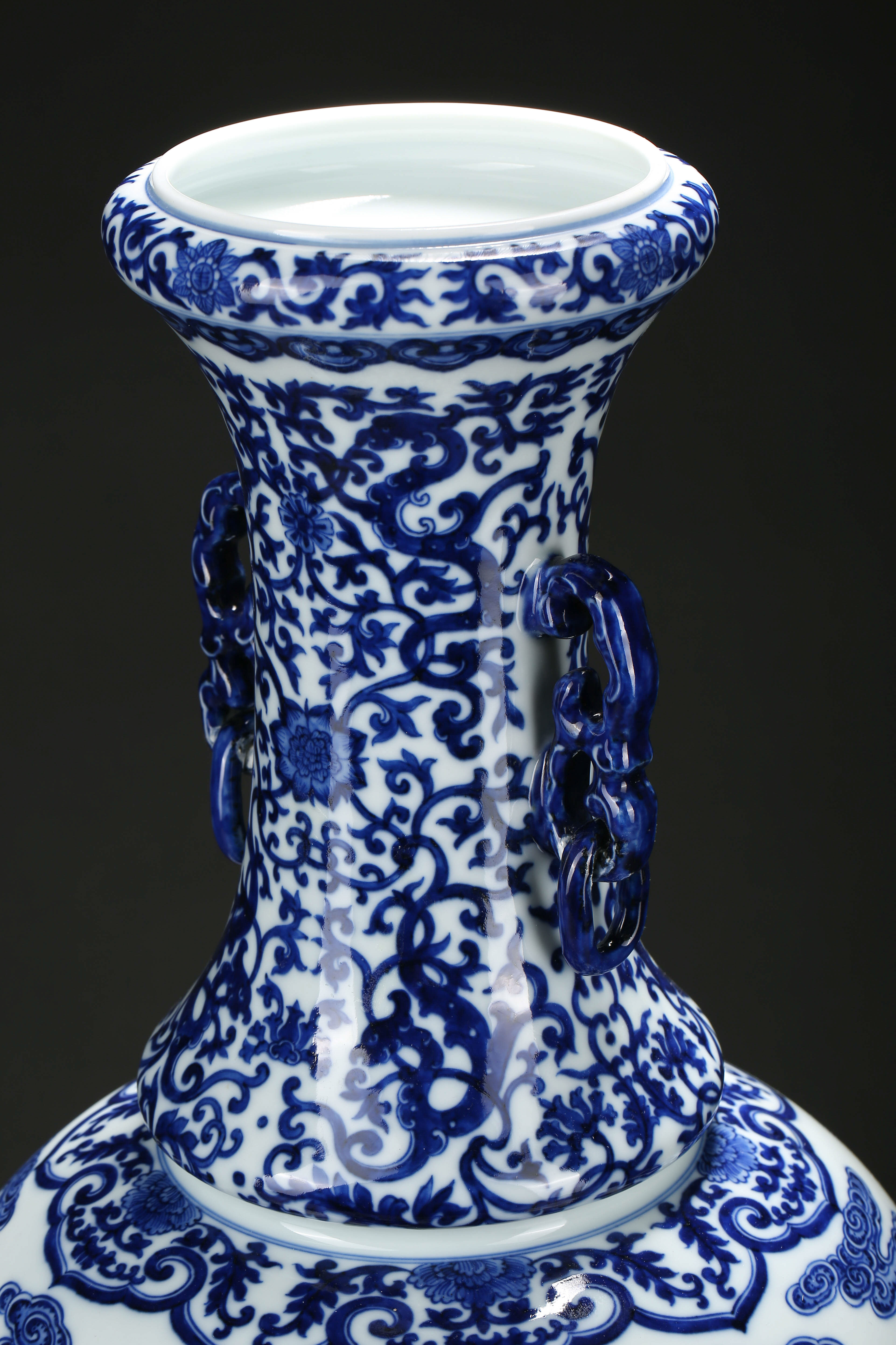 A Chinese Blue and White Dragons Vase Qianlong Mark - Image 5 of 11