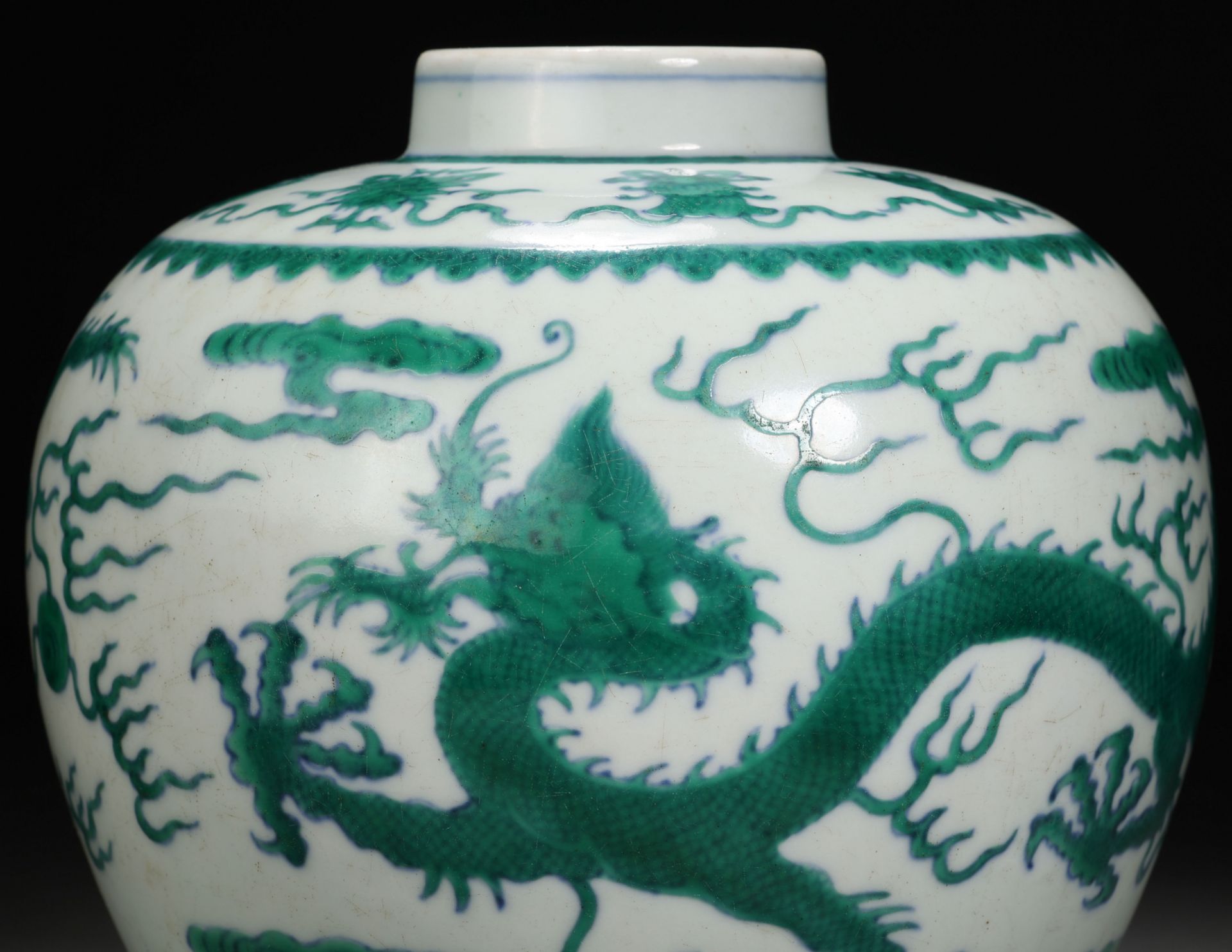 A Chinese Green Enamel Dragon Jar - Bild 6 aus 12