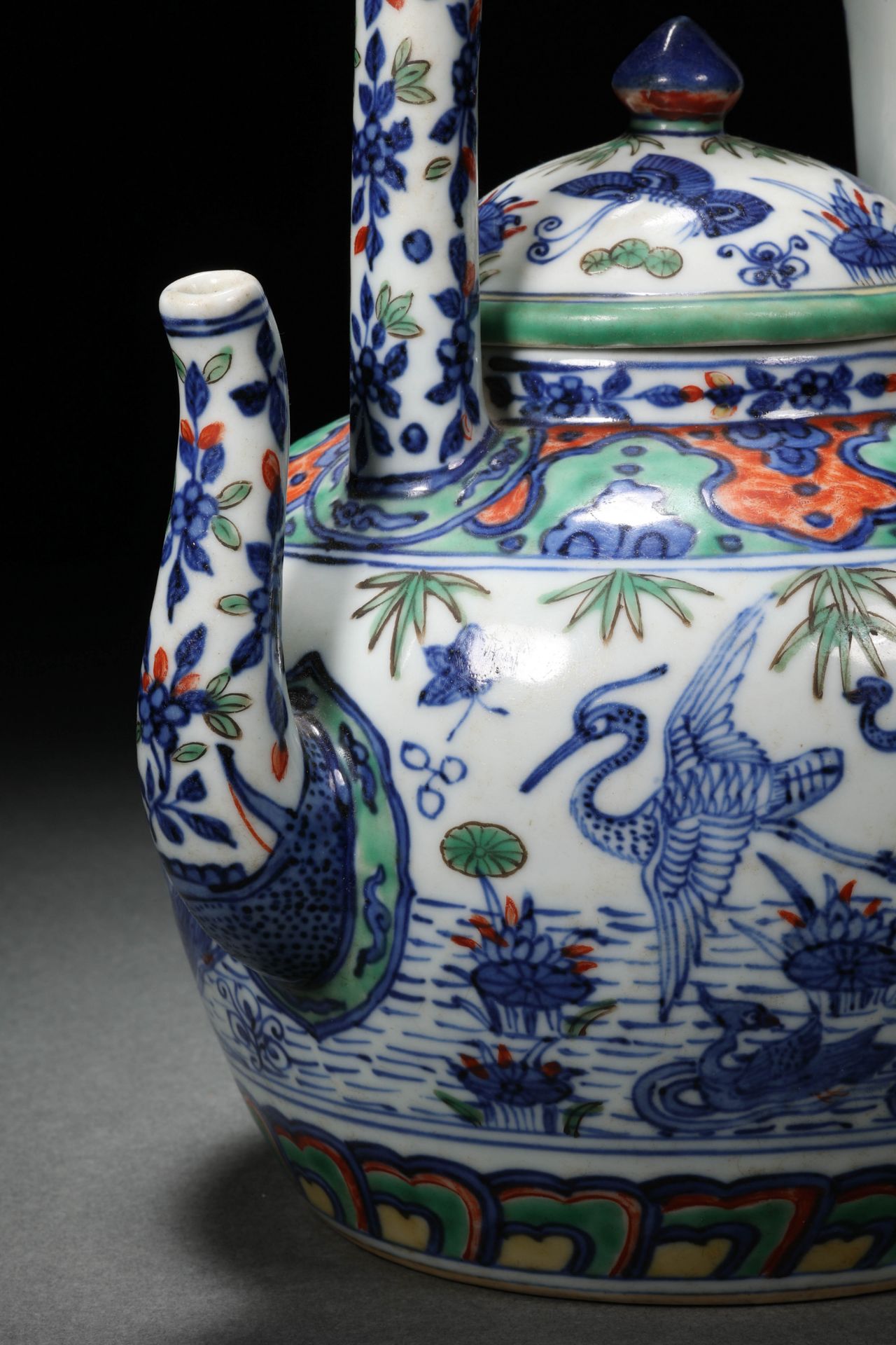 A Chinese Famille Verte Lotus Pond Teapot - Bild 3 aus 12