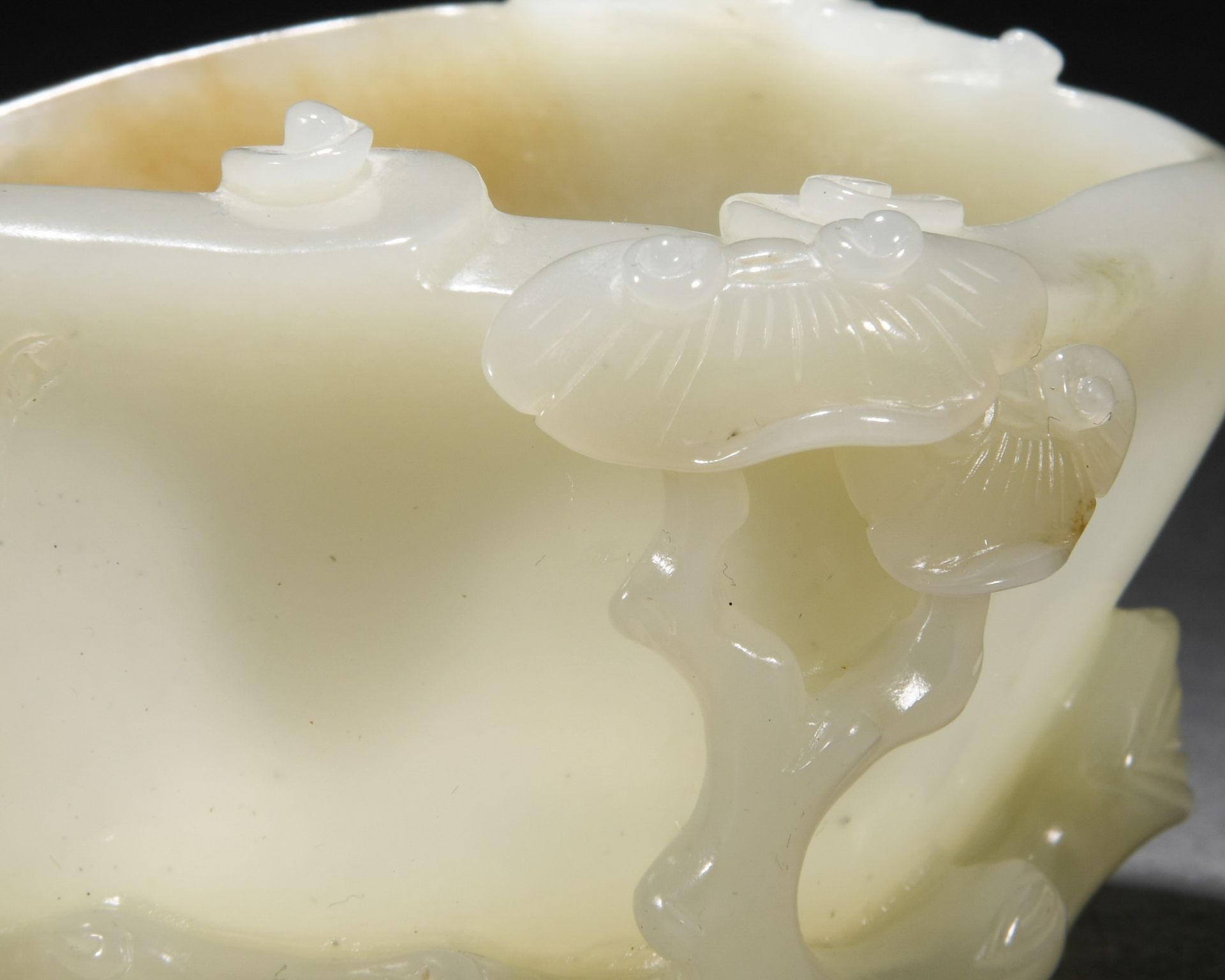 A Chinese Carved White Jade Washer - Image 4 of 8