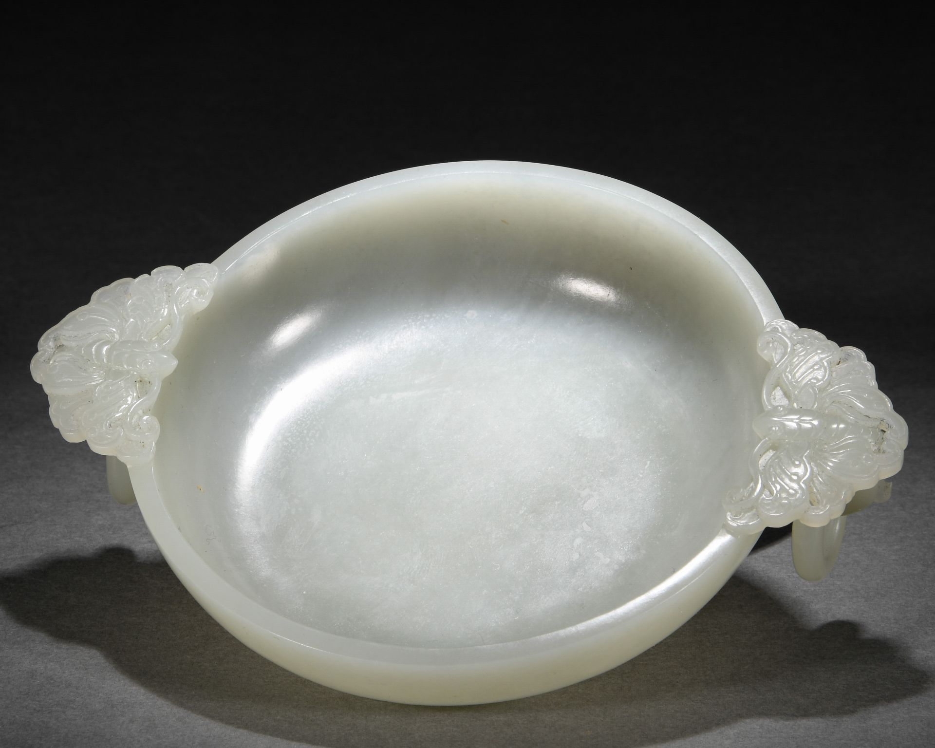 A Chinese Carved White Jade Washer with Double Handles - Bild 7 aus 8