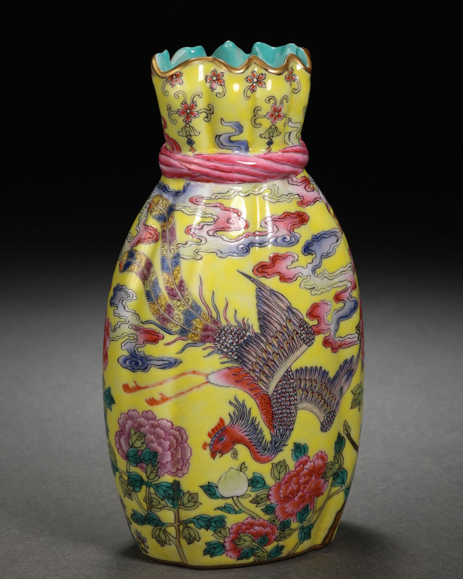 A Chinese Famille Rose and Gilt Ribbon Vase - Bild 3 aus 11