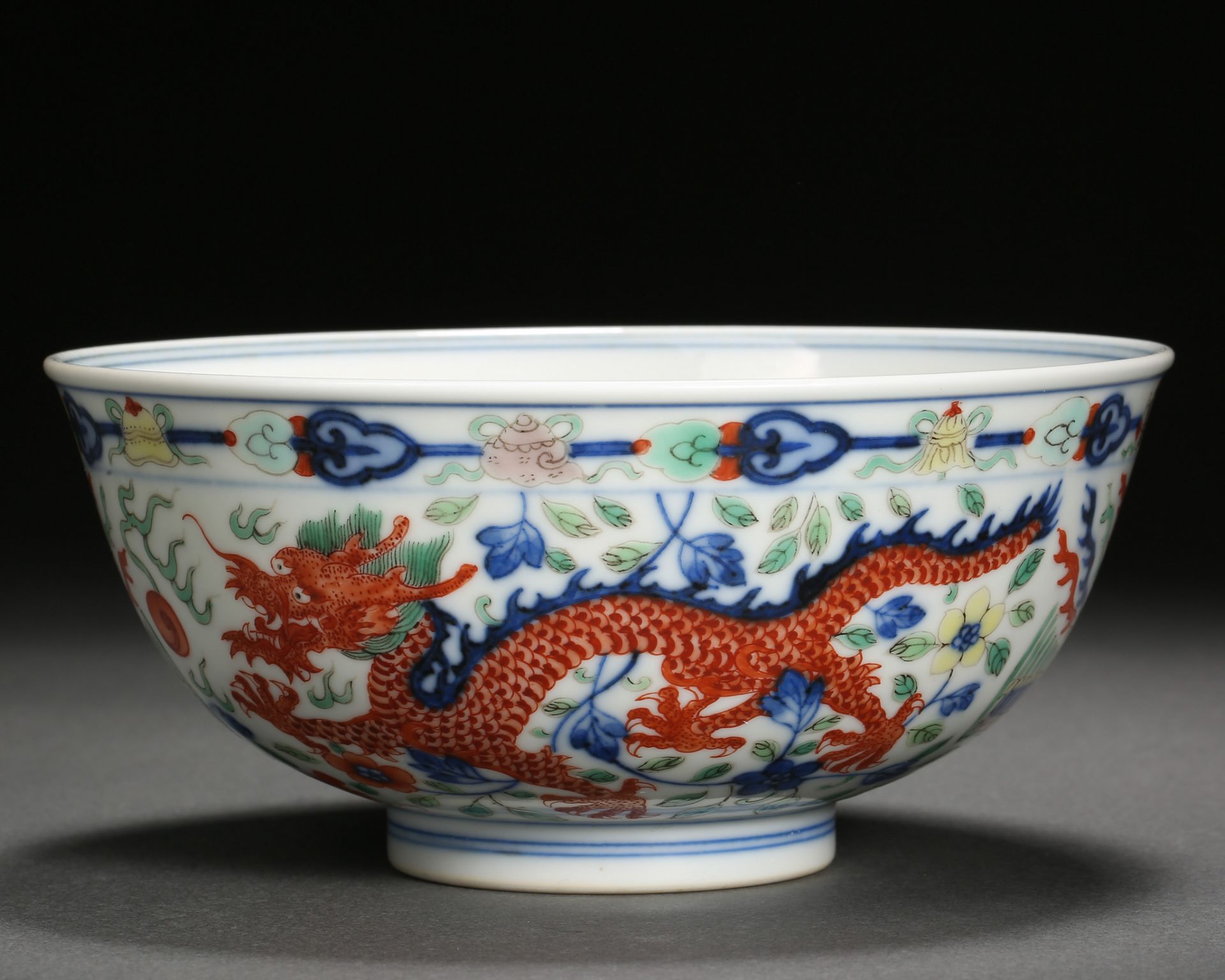 A Chinese Famille Rose Dragon Bowl - Bild 2 aus 10