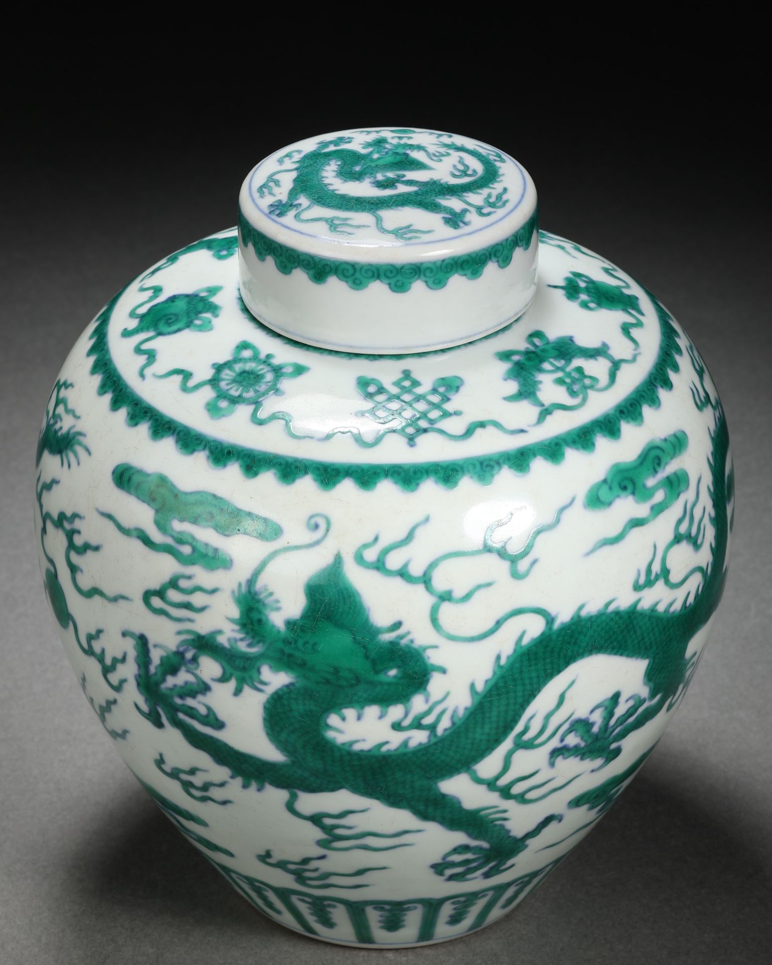 A Chinese Green Enamel Dragon Jar - Bild 2 aus 12