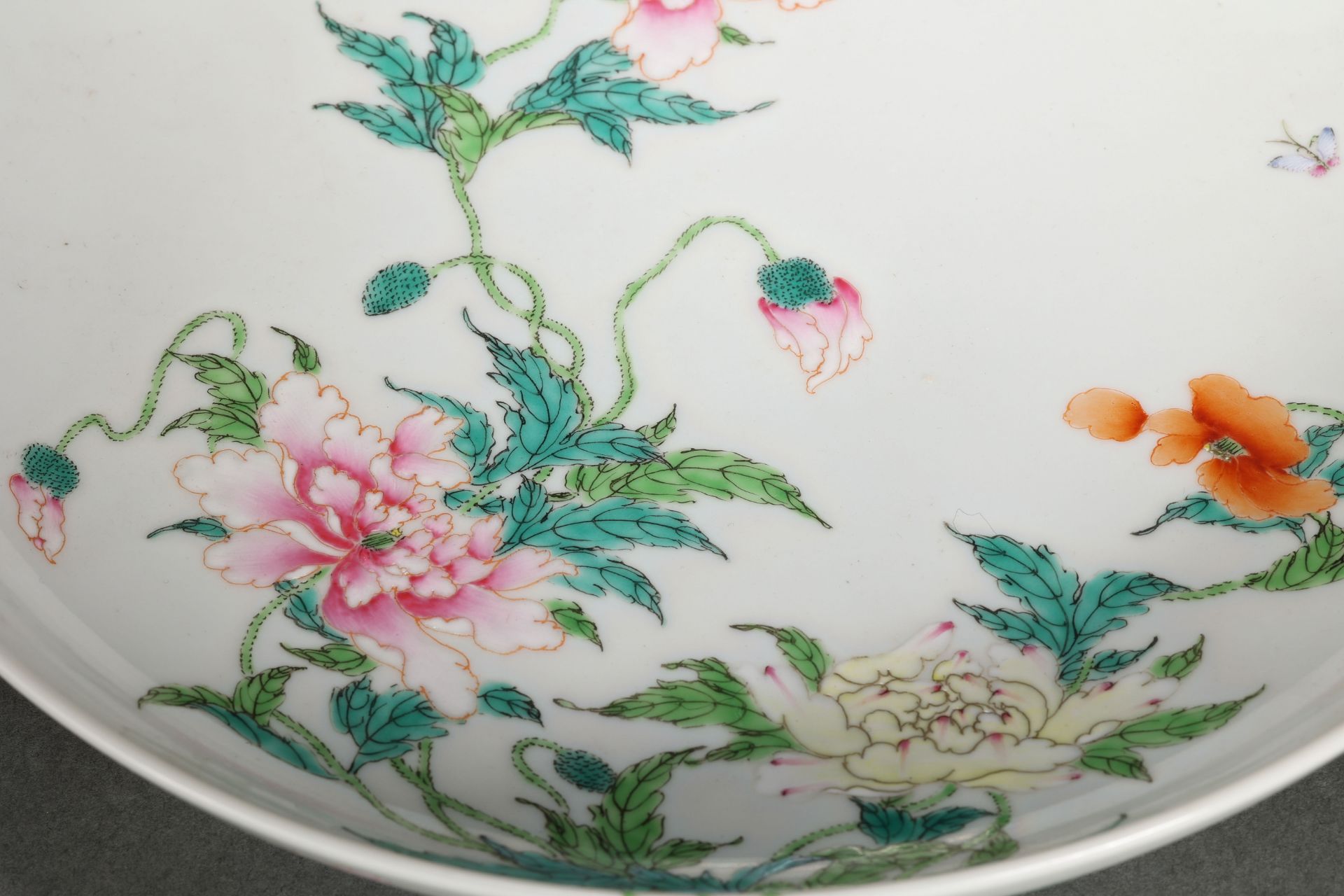 A Chinese Famille Rose Floral Saucer - Bild 6 aus 8