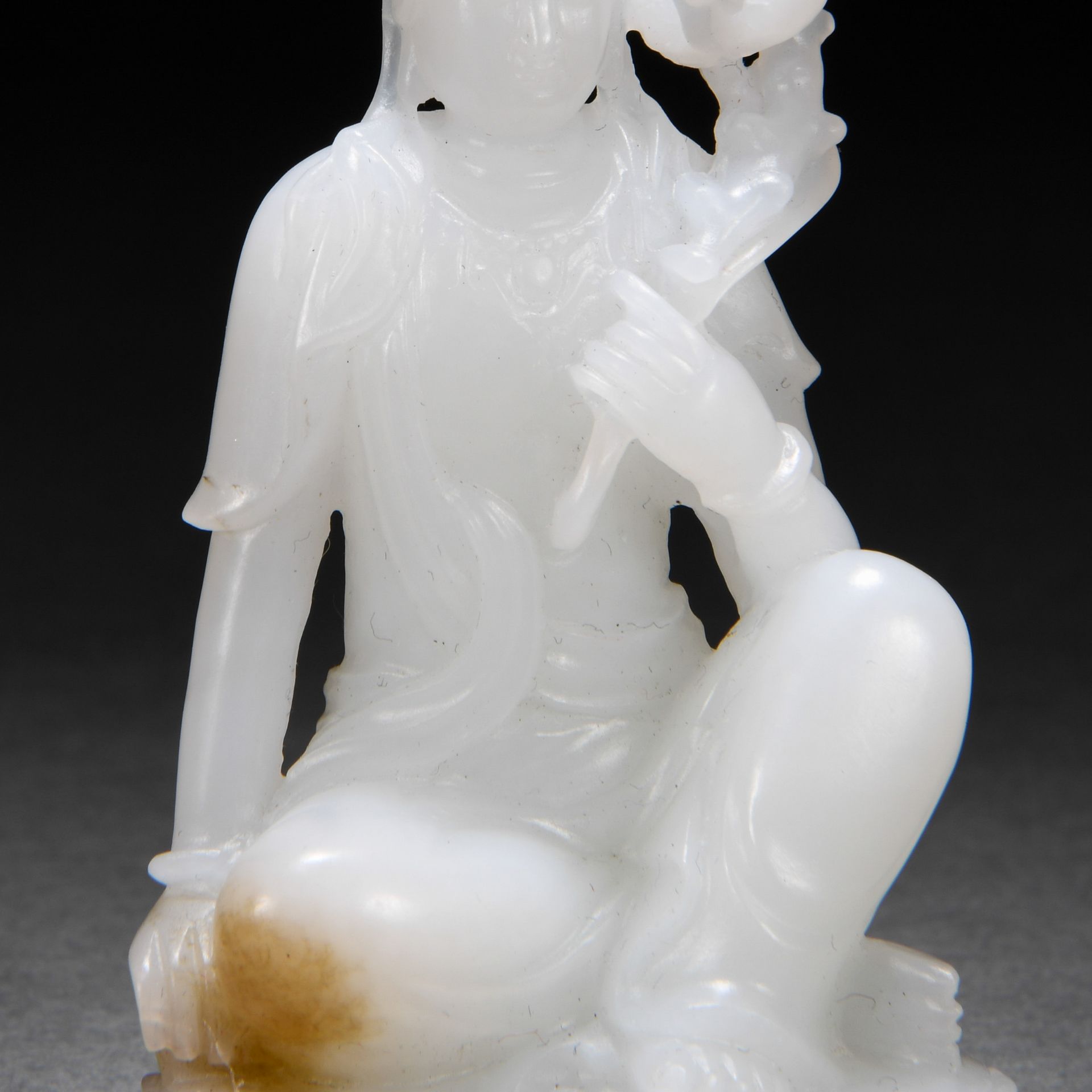 A Chinese Carved White Jade Seated Guanyin - Image 4 of 9