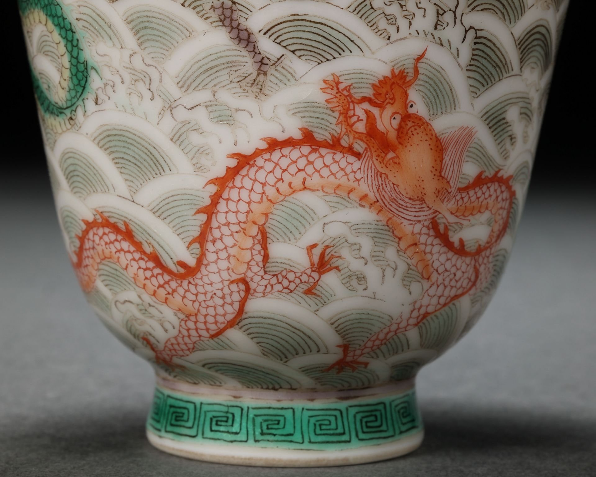 A Chinese Famille Verte Dragon Cup - Image 6 of 9