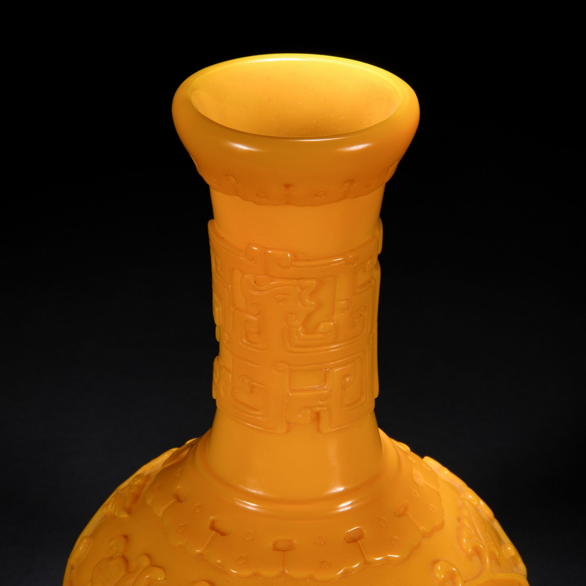 A Chinese Archaic Peking Glass Bottle Vase - Image 5 of 8