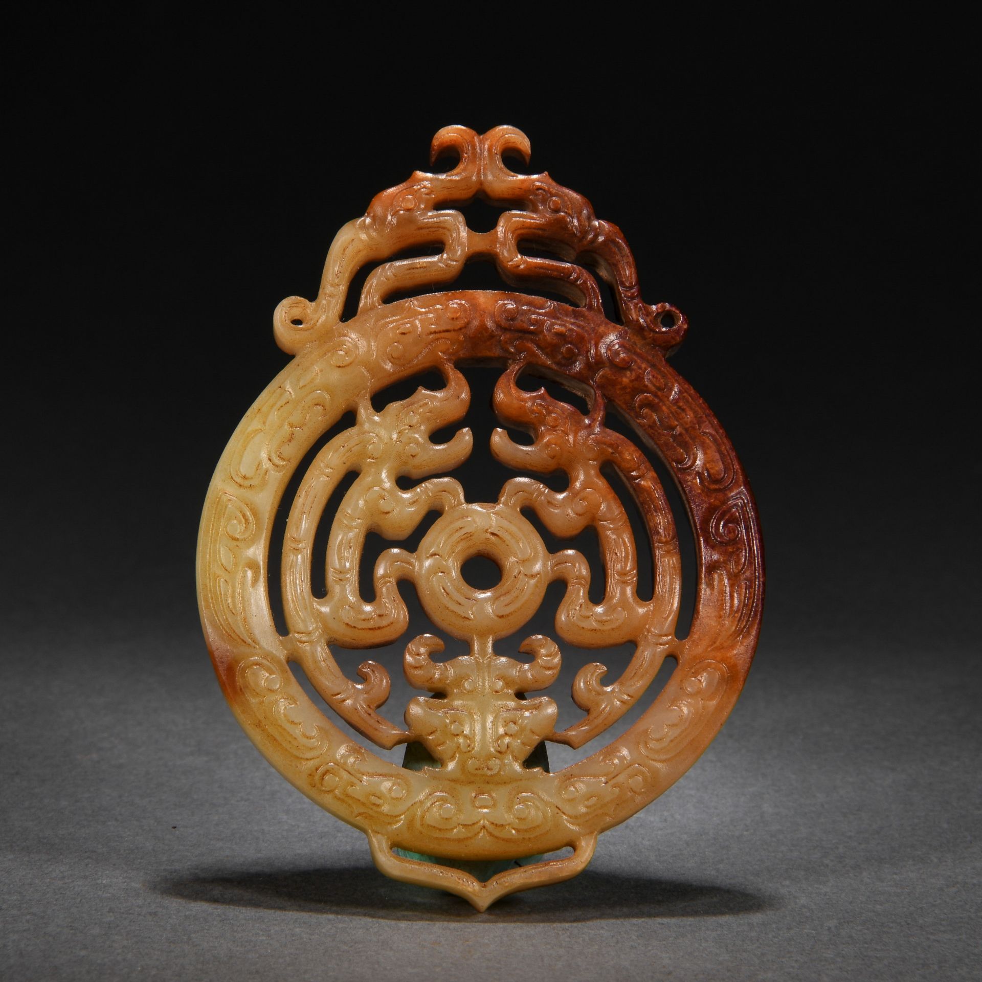 A Chinese Carved Jade Ornament - Bild 5 aus 8