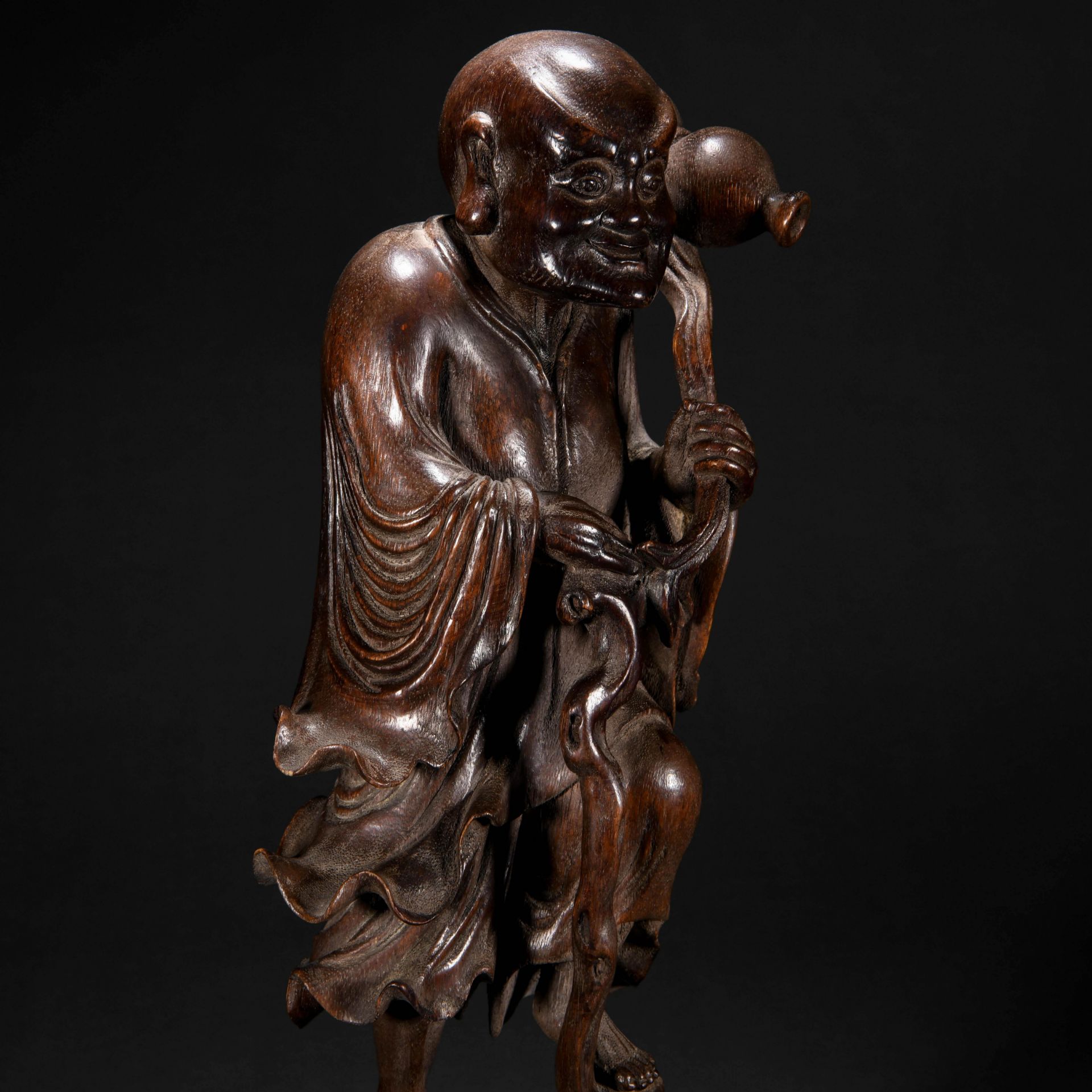 A Chinese Carved Rosewood Standing Figure - Bild 6 aus 8