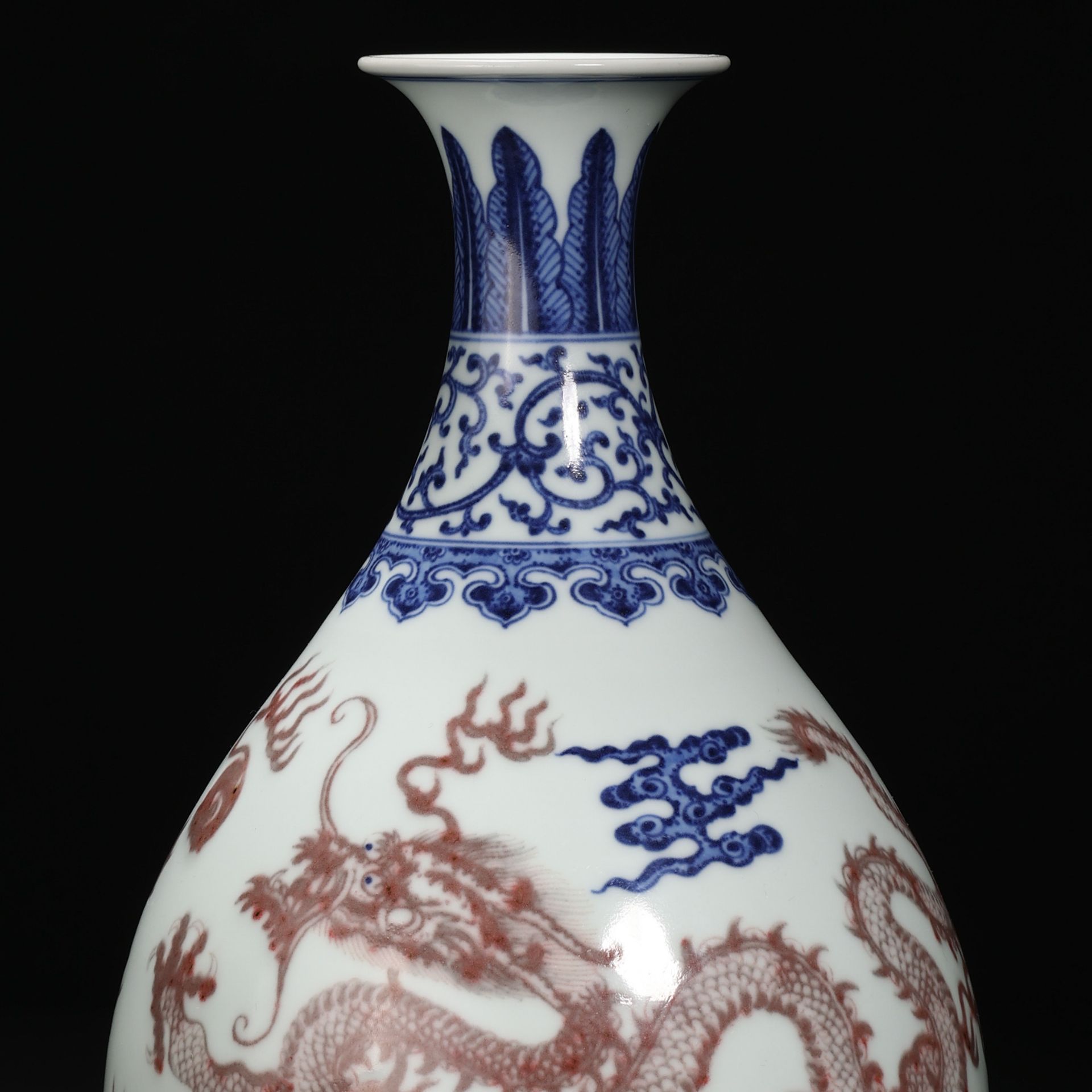 A Chinese Underglaze Blue and Copper Red Vase Yuhuchunping - Image 2 of 10