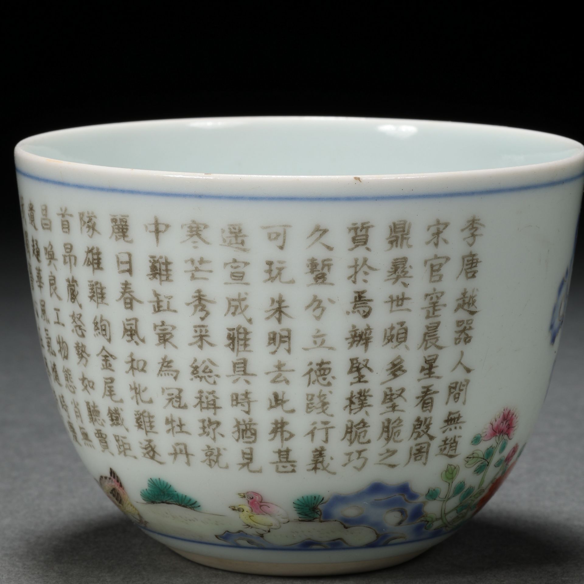 A Chinese Famille Rose Chicken Cup - Bild 6 aus 9