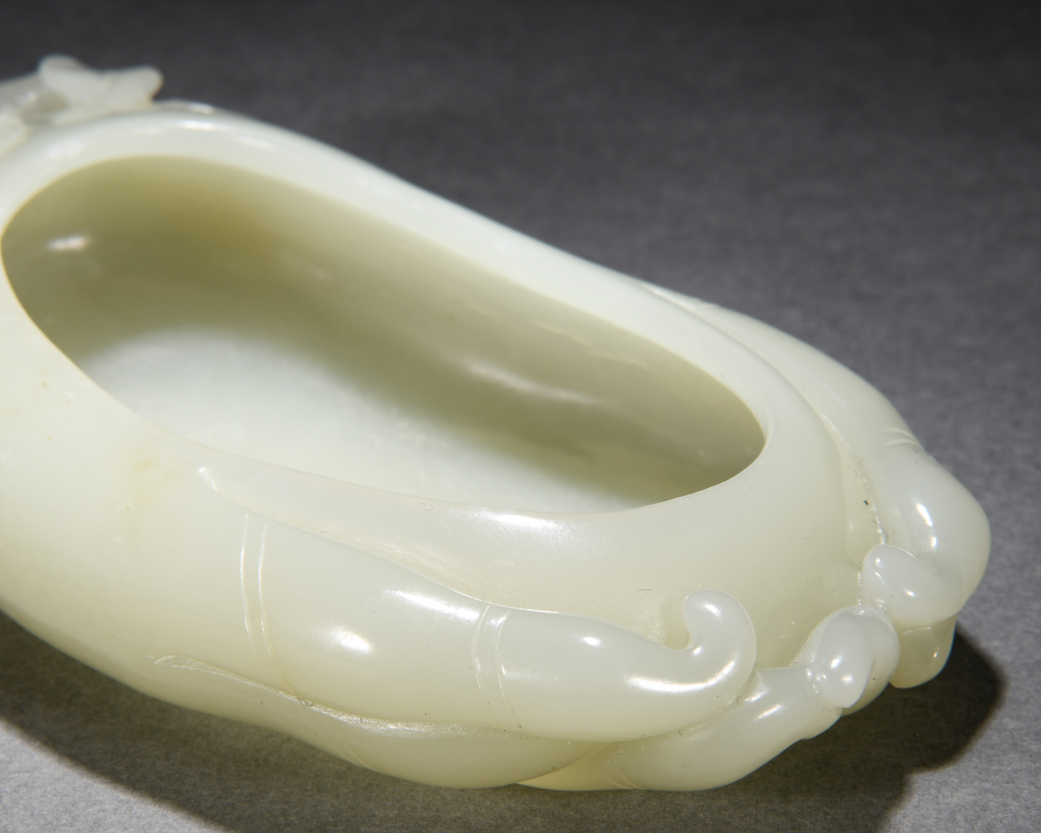 A Chinese Carved White Jade Washer - Image 4 of 7