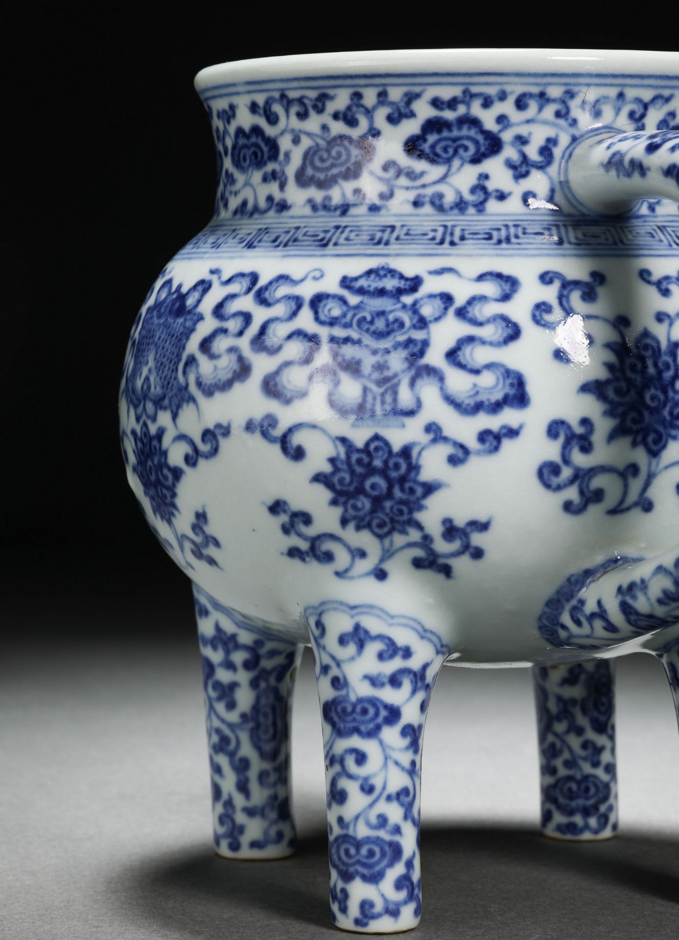 A Chinese Blue and White Eight Treasures Vessel He - Bild 6 aus 12