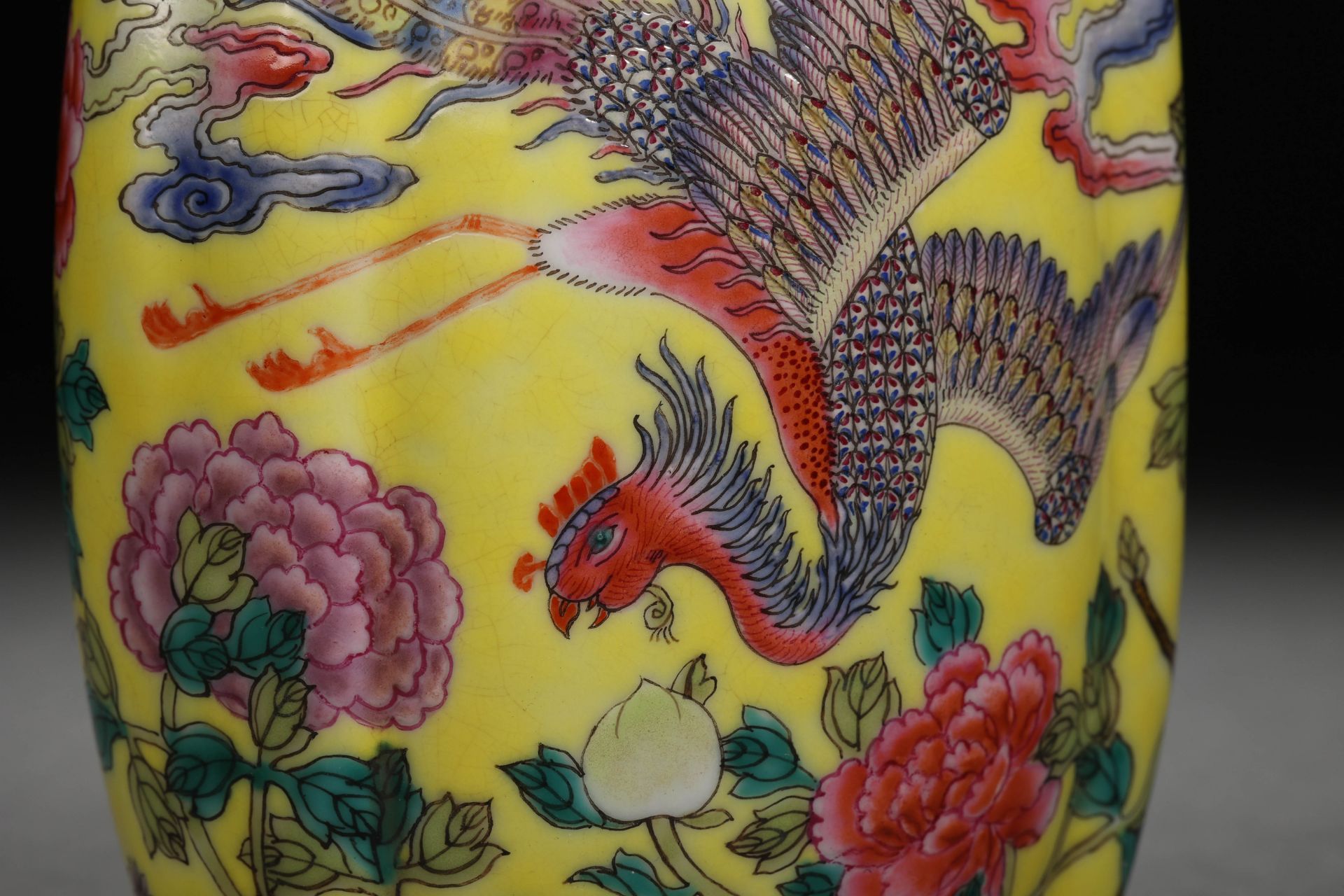 A Chinese Famille Rose and Gilt Ribbon Vase - Bild 4 aus 11