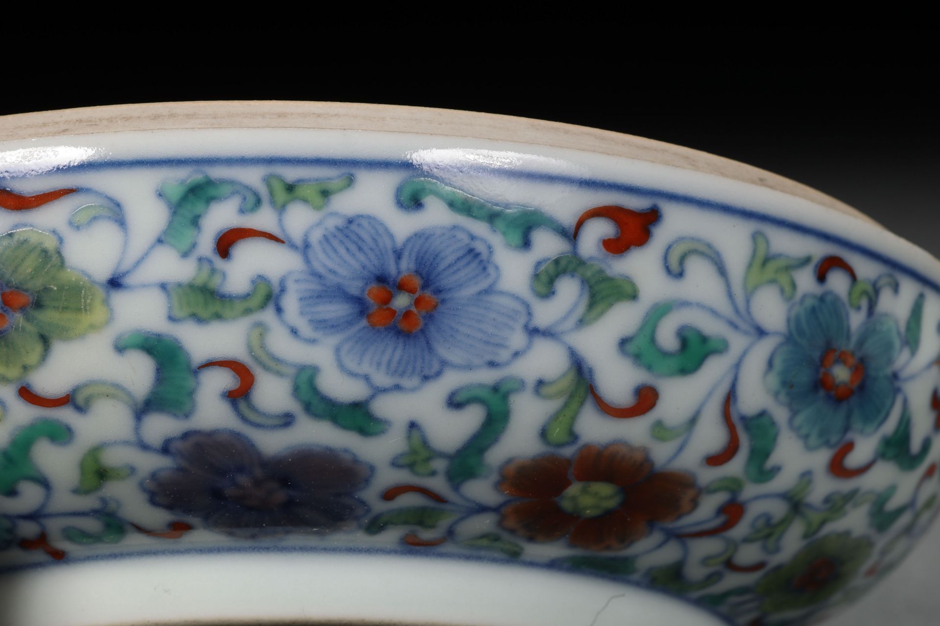 A Chinese Doucai Glaze Box with Cover - Bild 7 aus 11