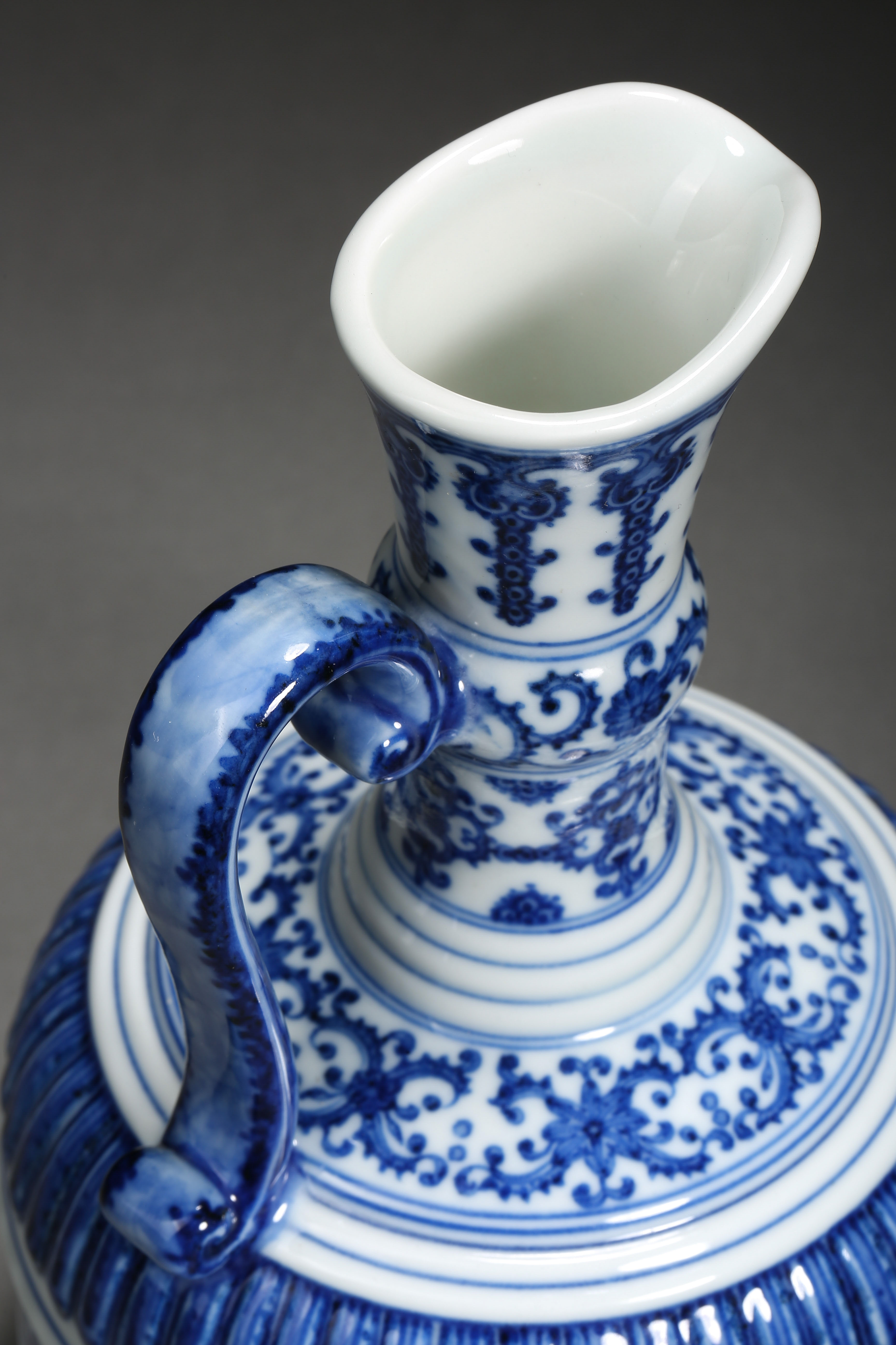 A Chinese Blue and White Floral Scrolls Ewer - Image 6 of 10