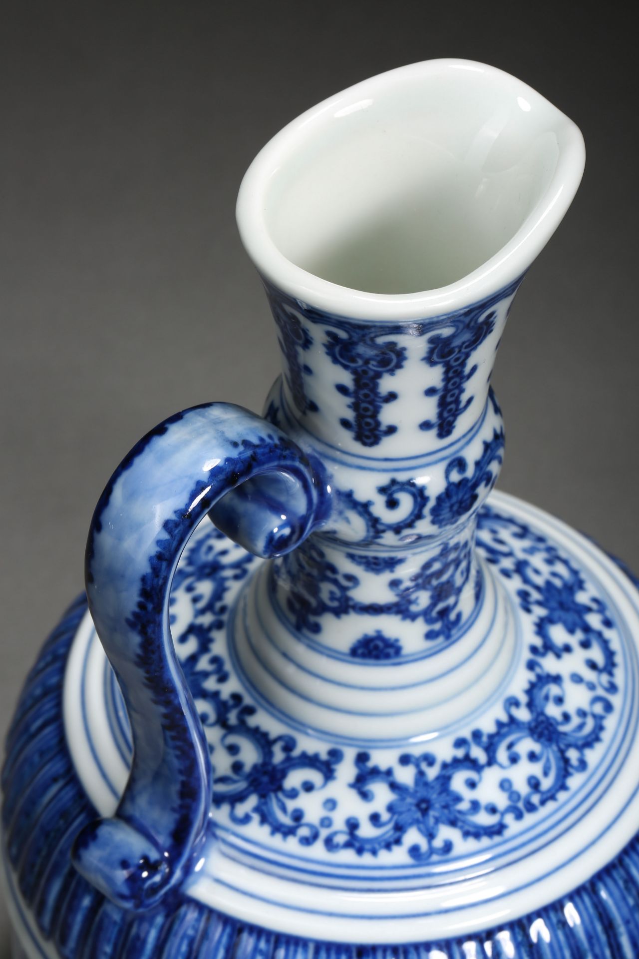 A Chinese Blue and White Floral Scrolls Ewer - Bild 6 aus 10