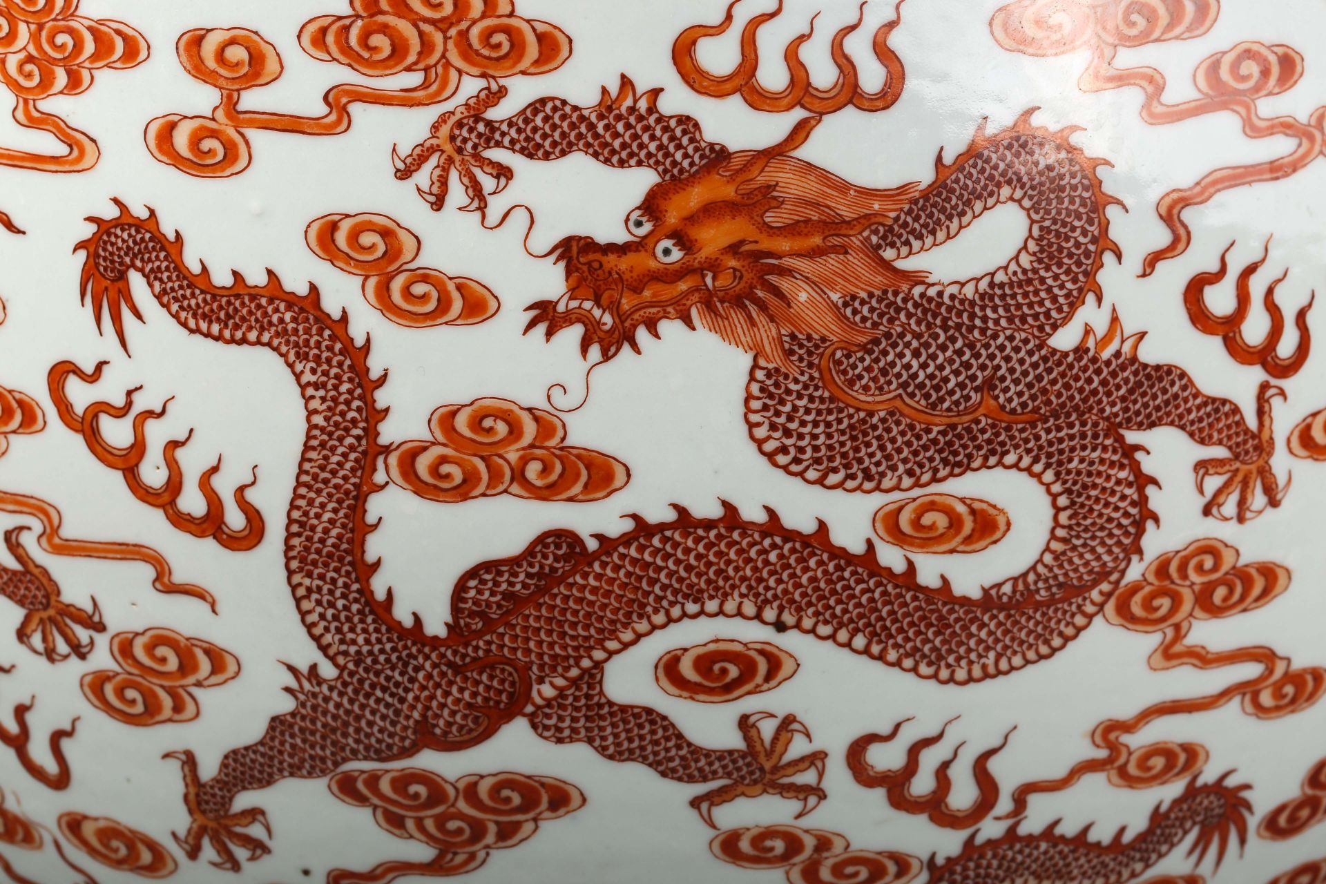 A Chinese Iron Red and Gilt Dragon Jardiniere - Bild 10 aus 12