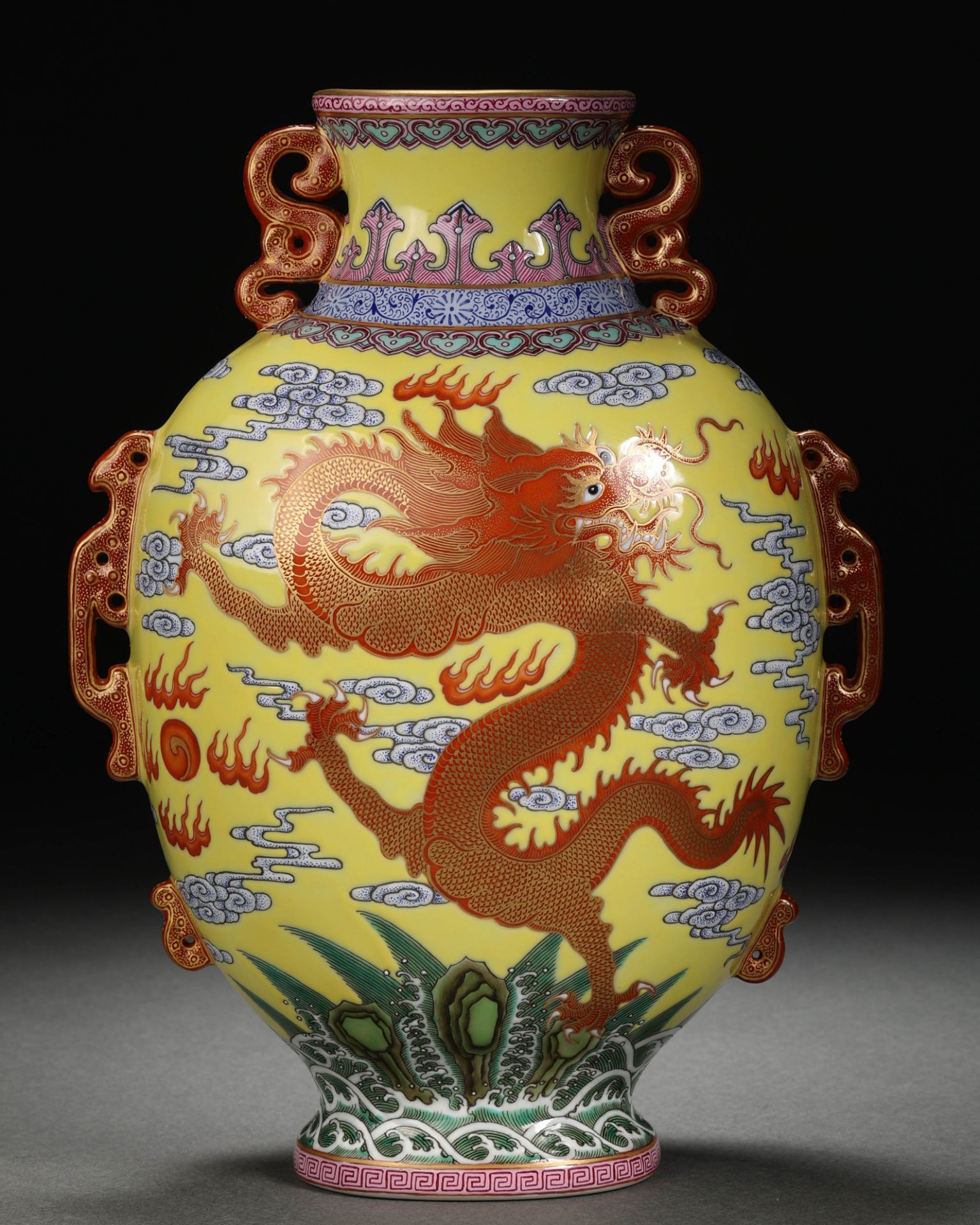 A Chinese Falangcai and Gilt Dragon Vase - Bild 7 aus 13