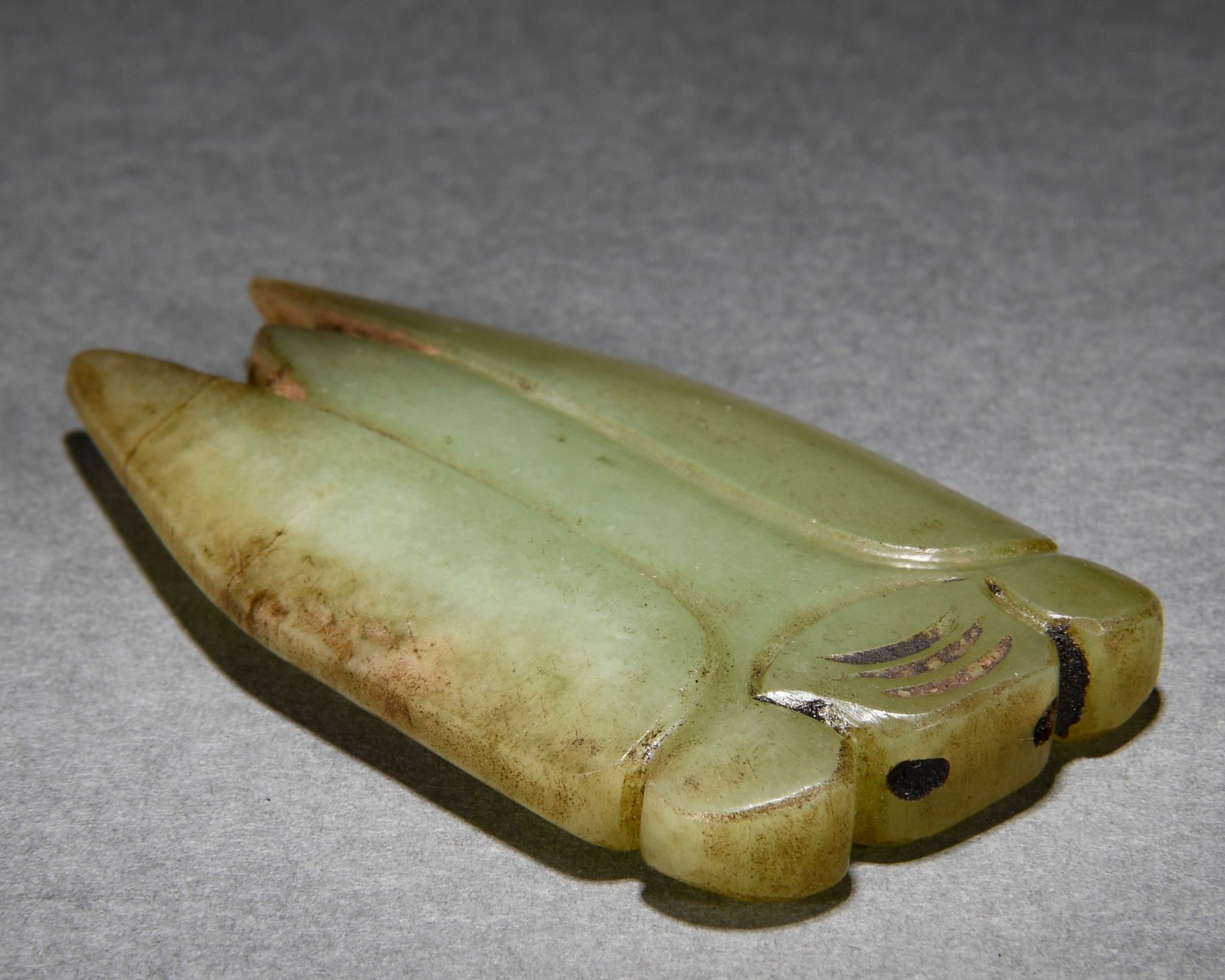 A Chinese Carved Celadon Jade Cicada - Bild 2 aus 7