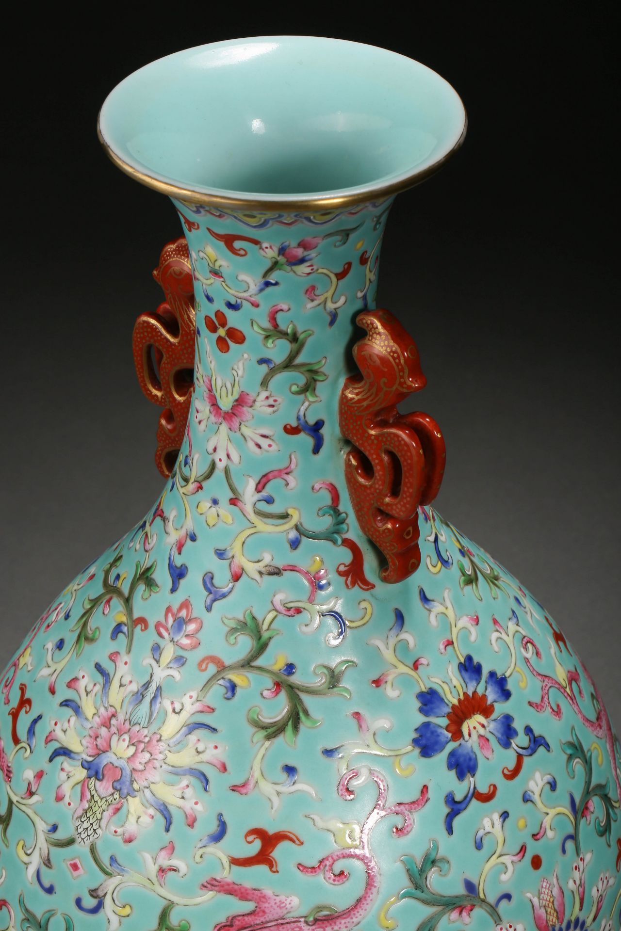A Chinese Turquoise Ground and Famille Rose Chilong Vase - Bild 6 aus 10
