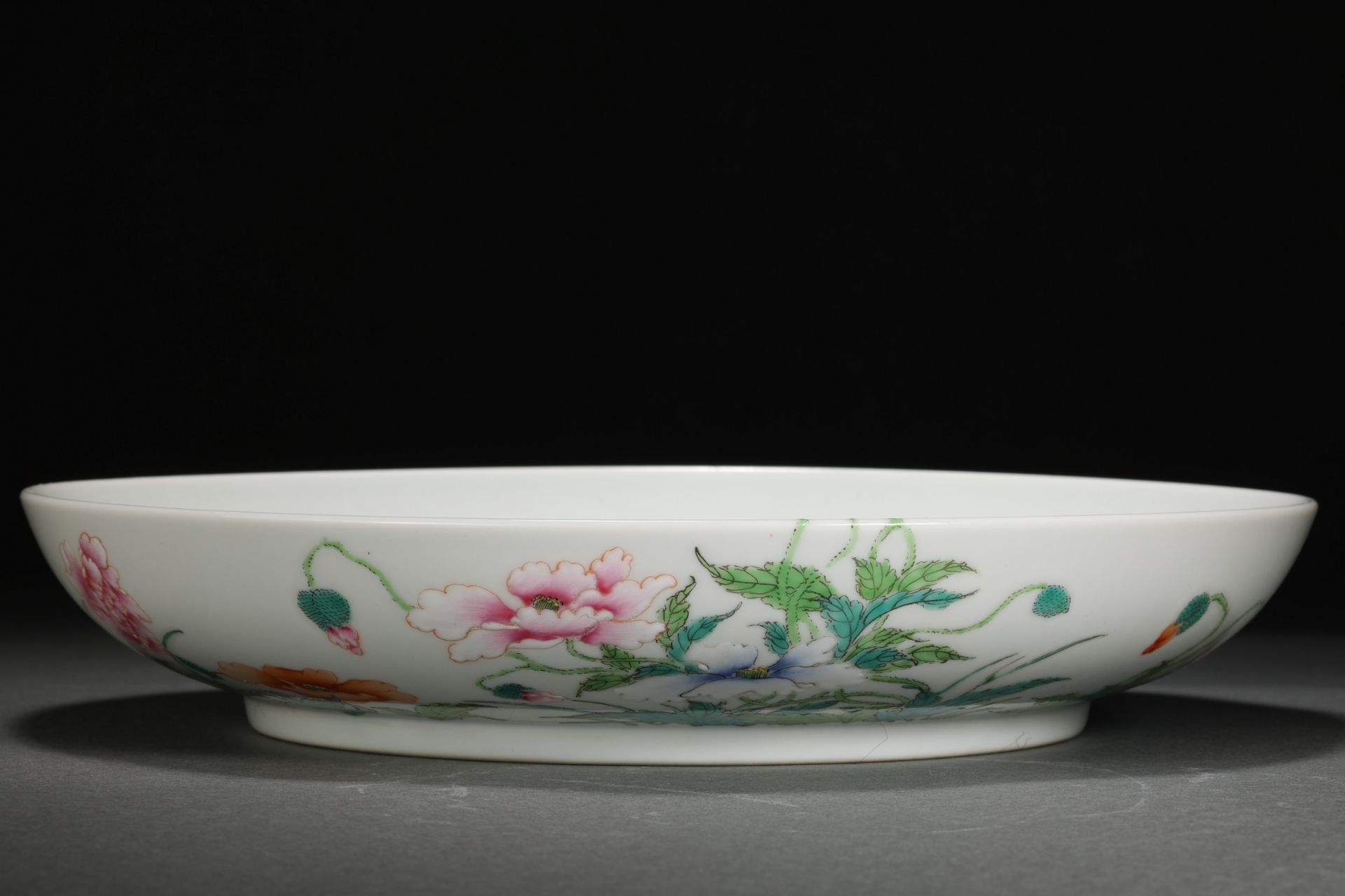 A Chinese Famille Rose Floral Saucer - Bild 2 aus 8